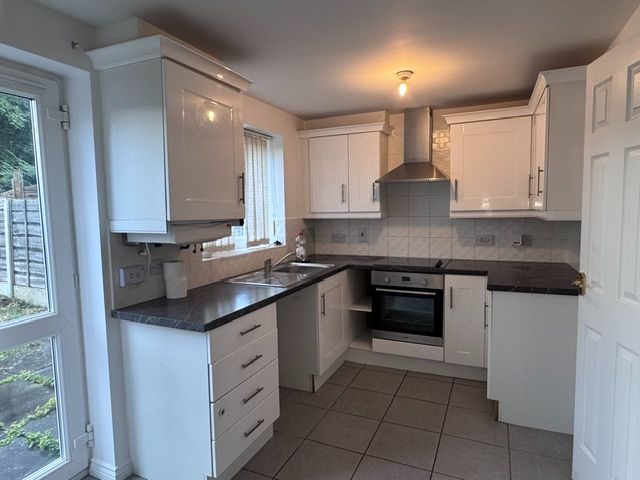2 Bed Mid Terraced House To Rent - Photograph 3