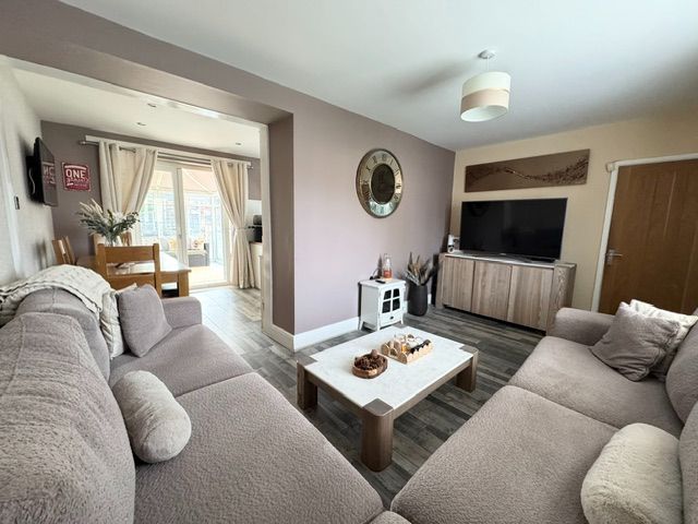 3 Bed Semi-detached House For Sale - Photograph 40