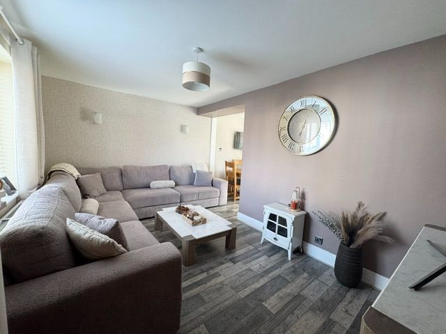 3 Bed Semi-detached House For Sale - Photograph 20