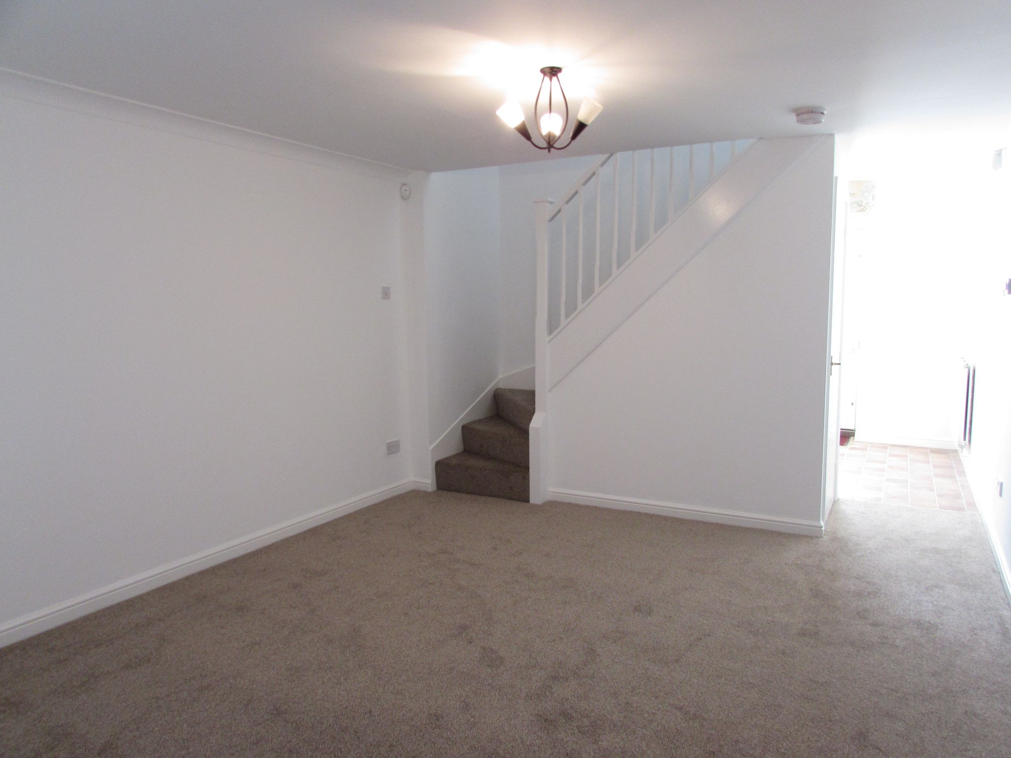2 Bed Semi-detached House To Rent - Photograph 2
