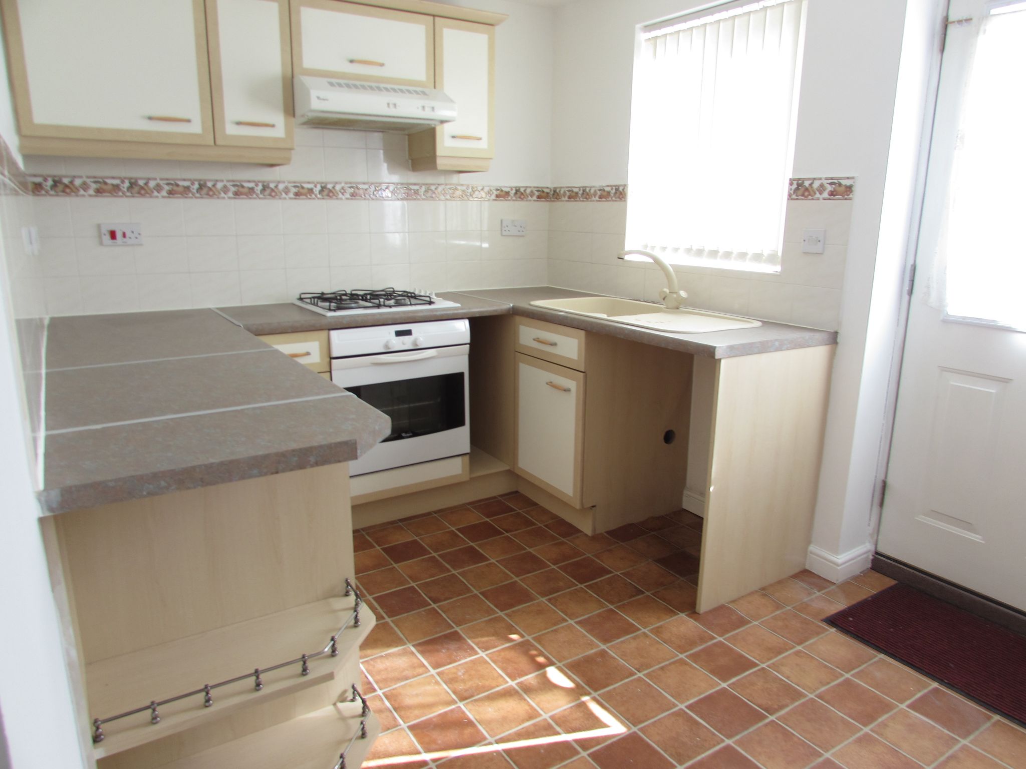 2 Bed Semi-detached House To Rent - Photograph 3