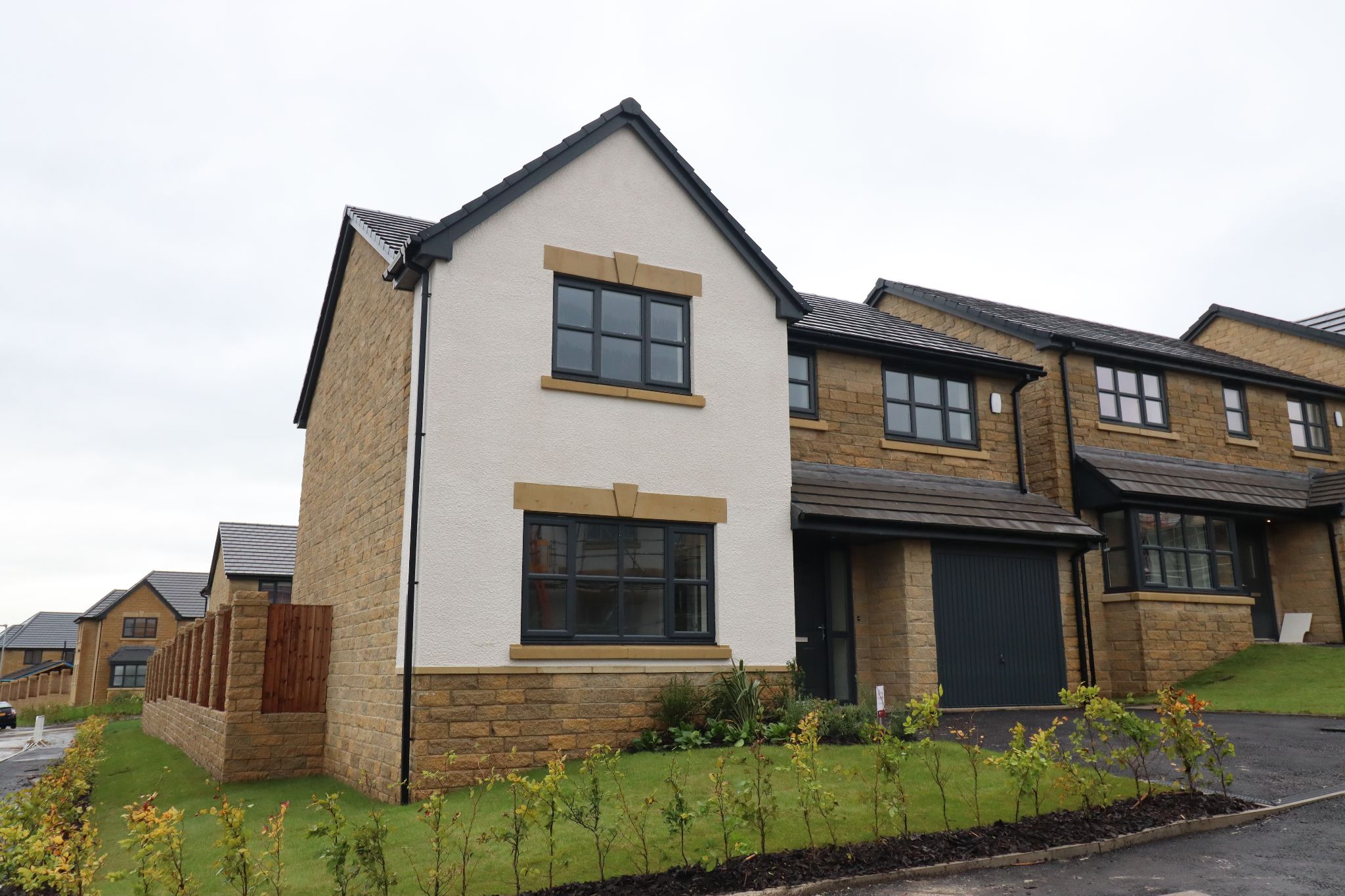 4 Bed Detached House To Rent - Photograph 1