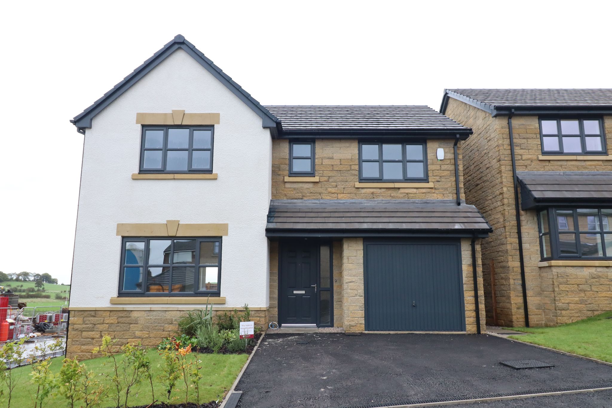 4 Bed Detached House To Rent - Photograph 2
