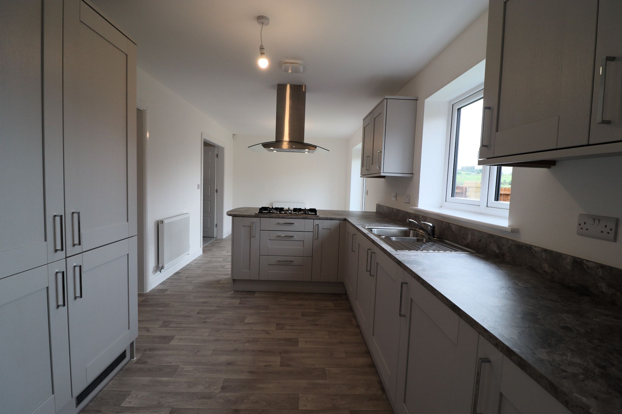 4 Bed Detached House To Rent - Photograph 4