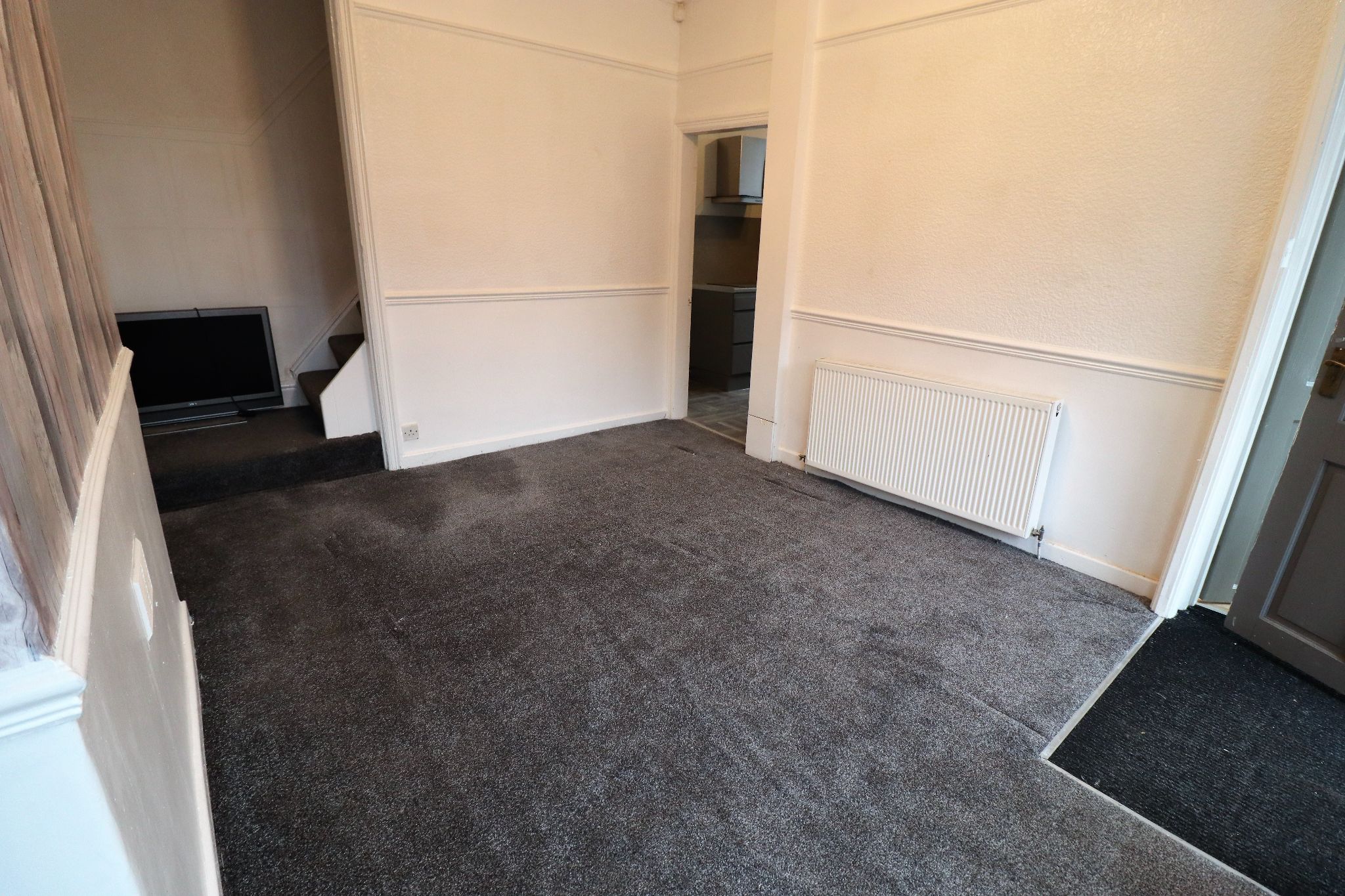 3 Bed Link Detached House To Rent - Photograph 5