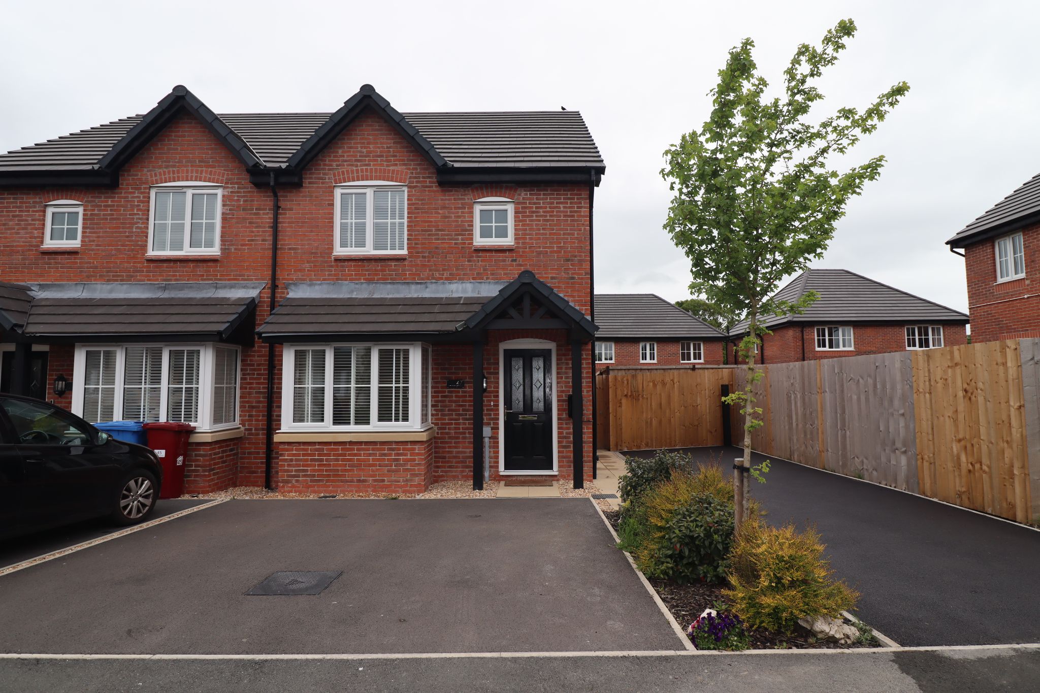 3 Bed Semi-detached House To Rent - Photograph 1
