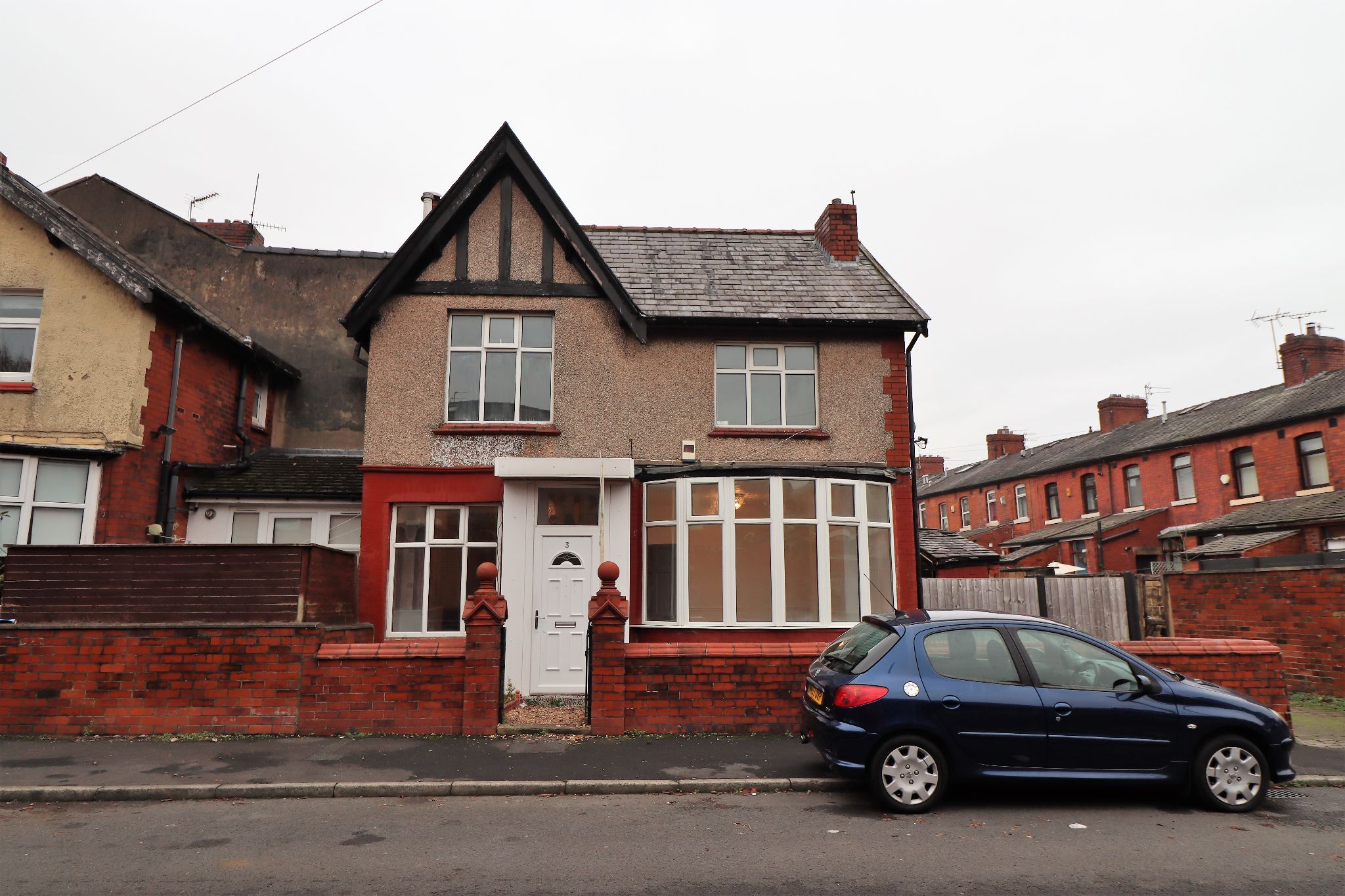 3 Bed Link Detached House To Rent - Photograph 1