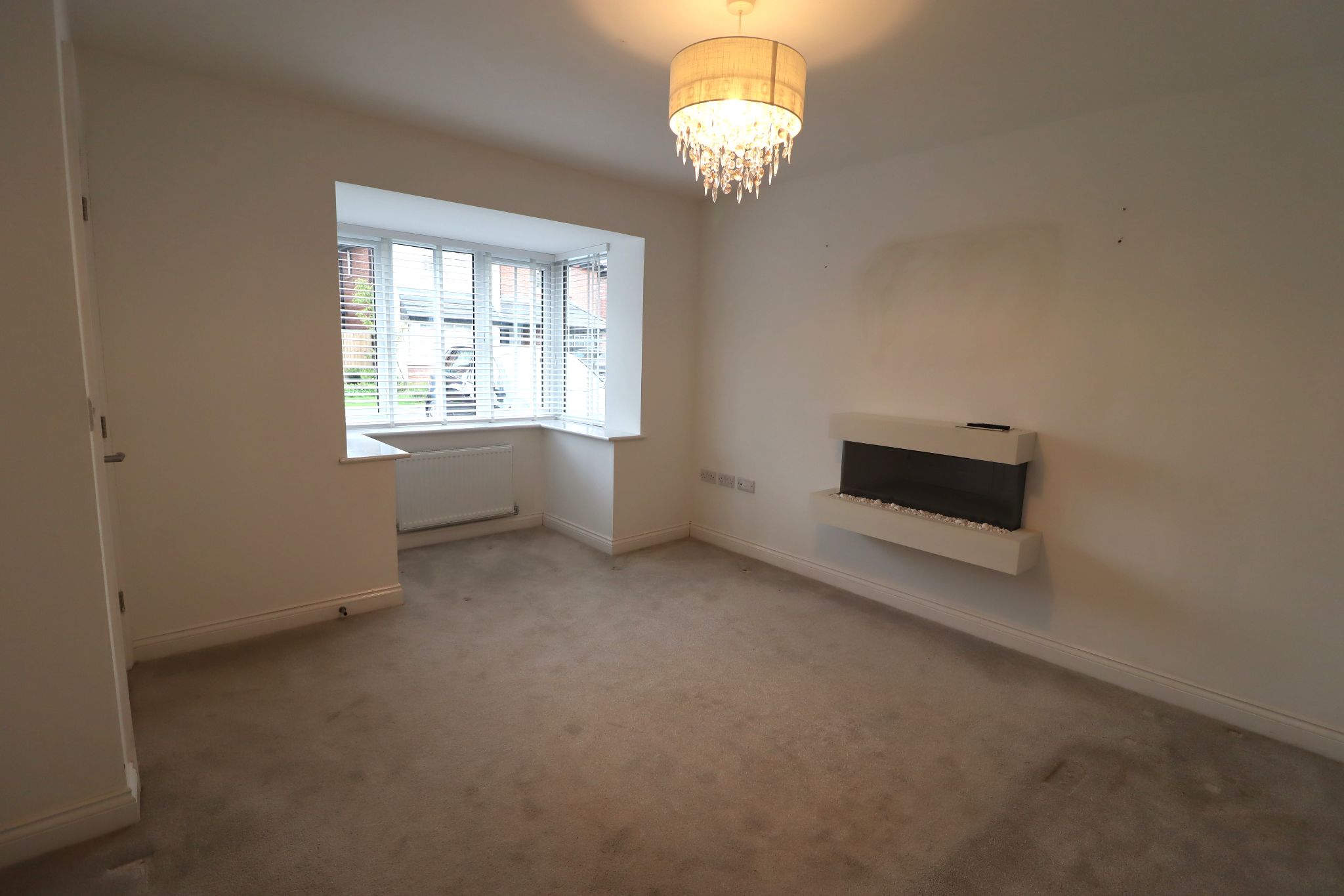 3 Bed Semi-detached House To Rent - Photograph 3