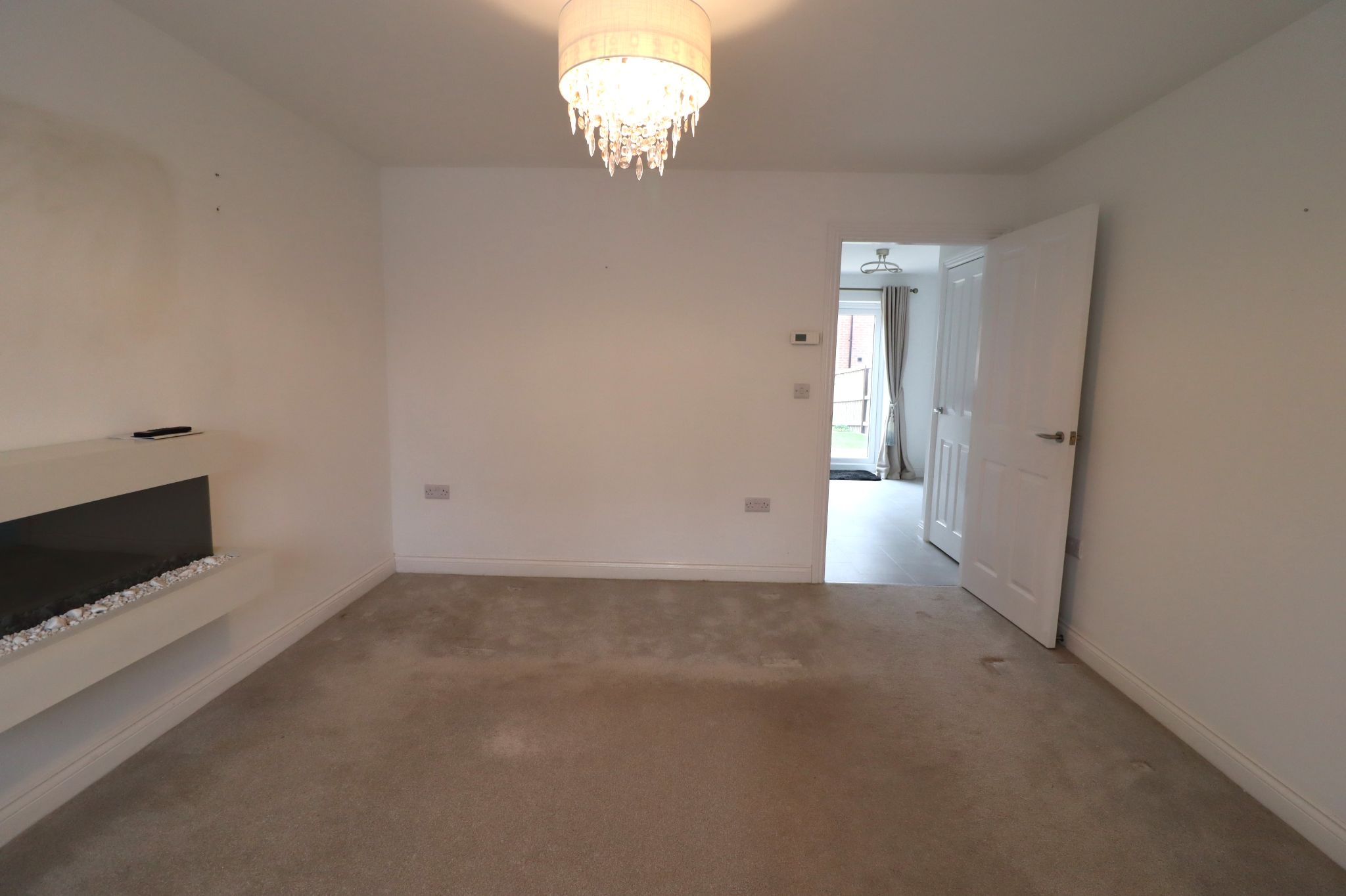 3 Bed Semi-detached House To Rent - Photograph 2