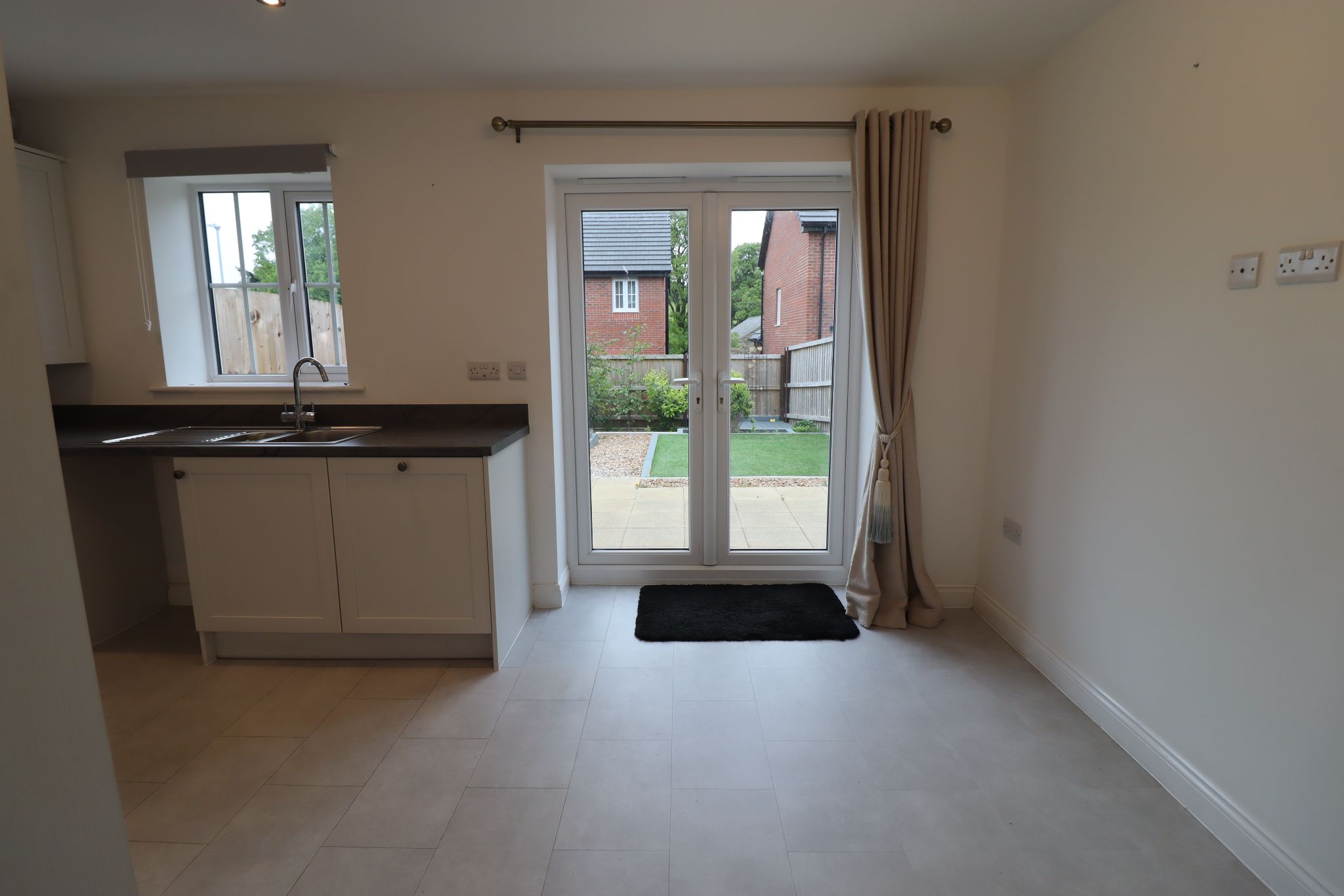 3 Bed Semi-detached House To Rent - Photograph 4