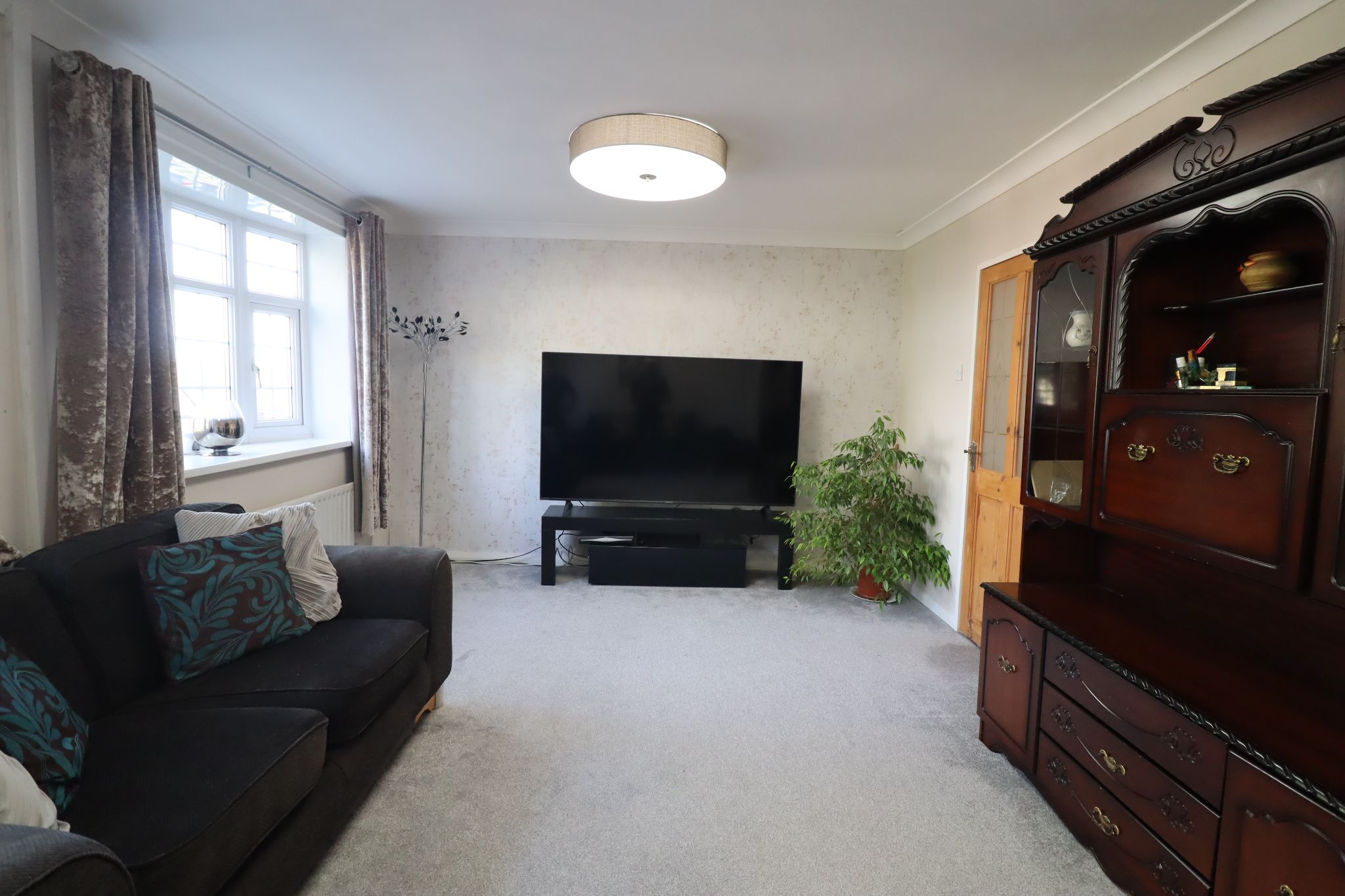 5 Bed Mid Terraced House To Rent - Photograph 13