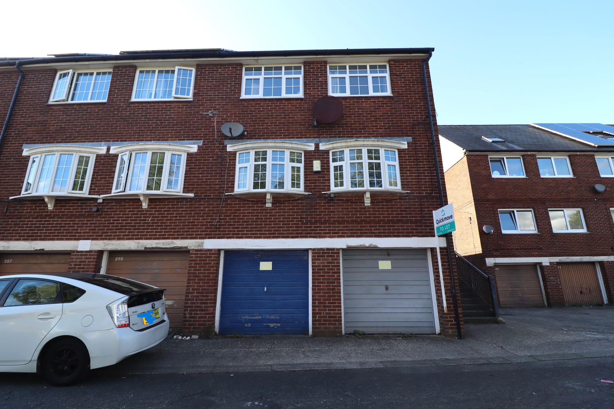 5 Bed Mid Terraced House To Rent - Photograph 7