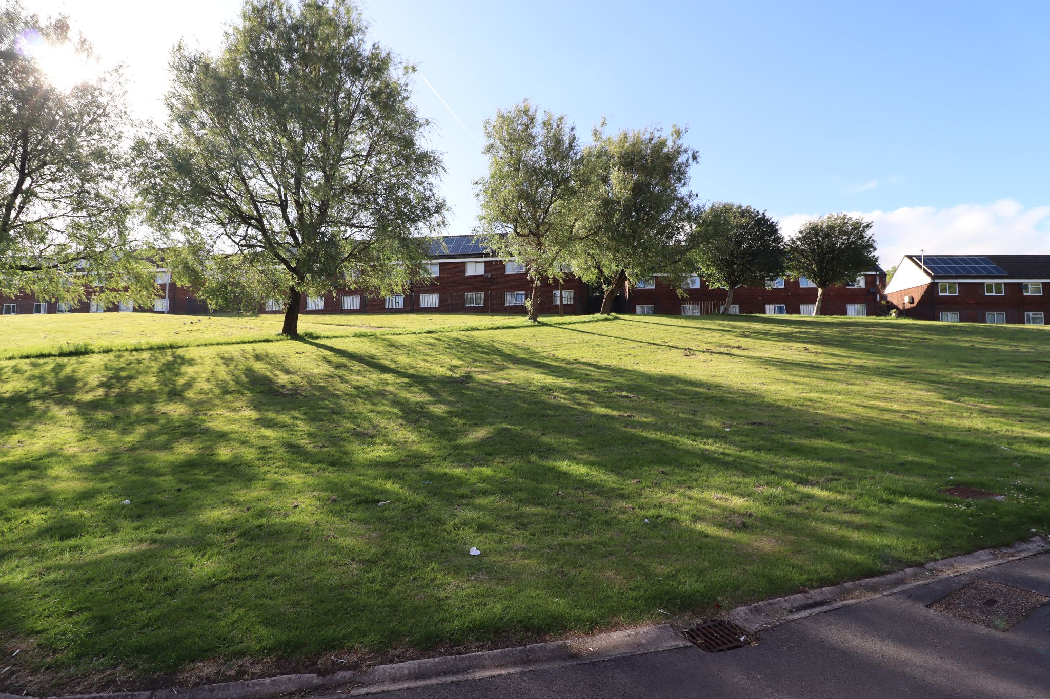 5 Bed Mid Terraced House To Rent - Photograph 2