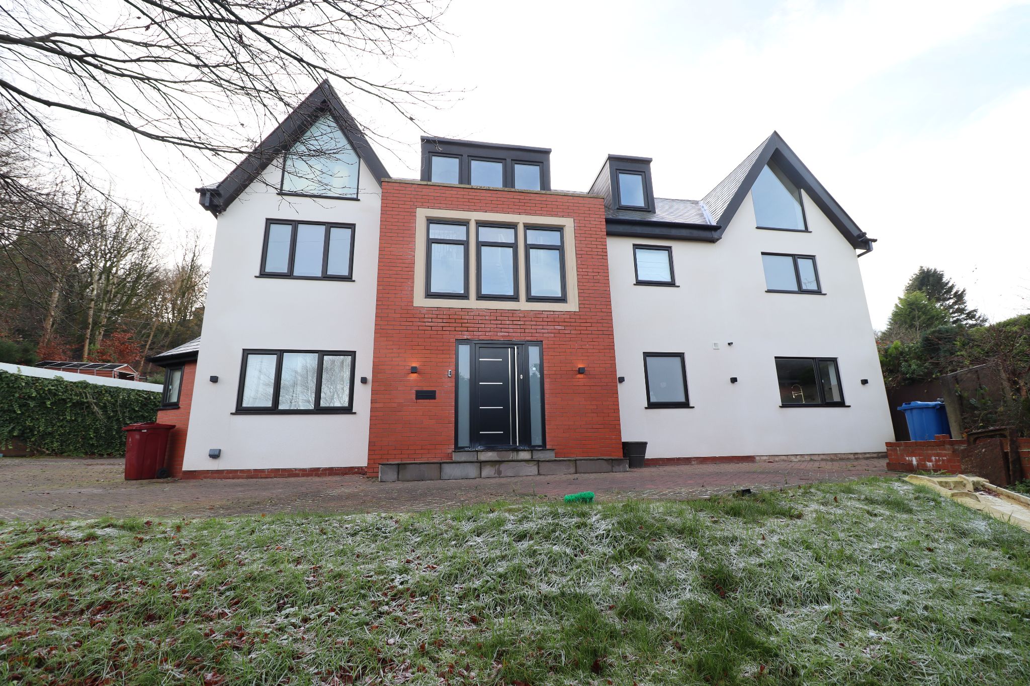 4 Bed Detached House For Sale - Photograph 1