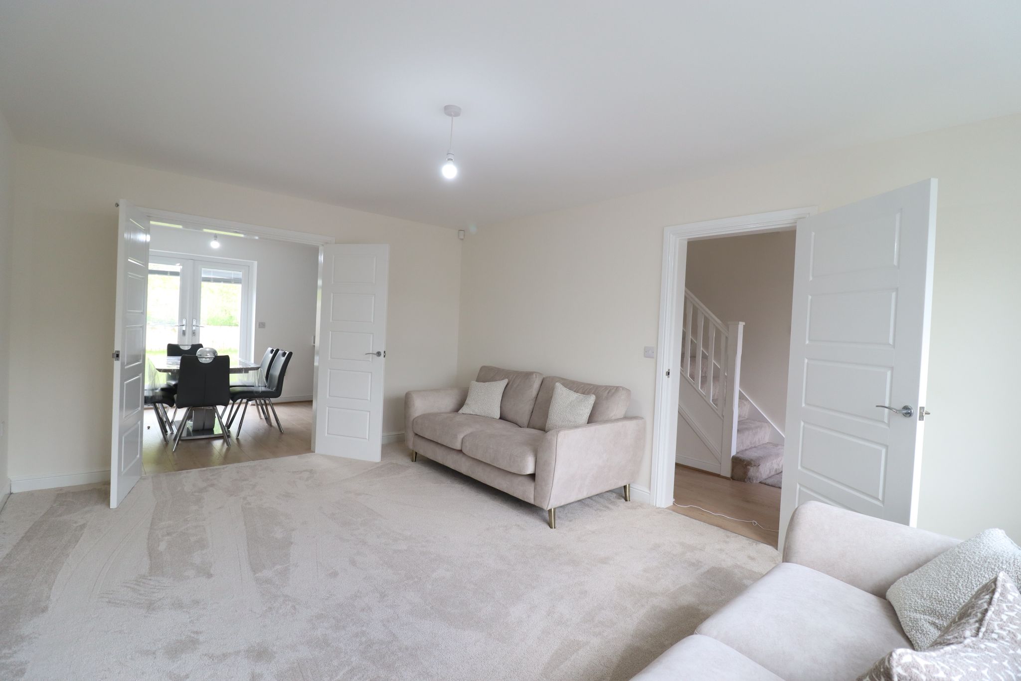 4 Bed Detached House To Rent - Photograph 2