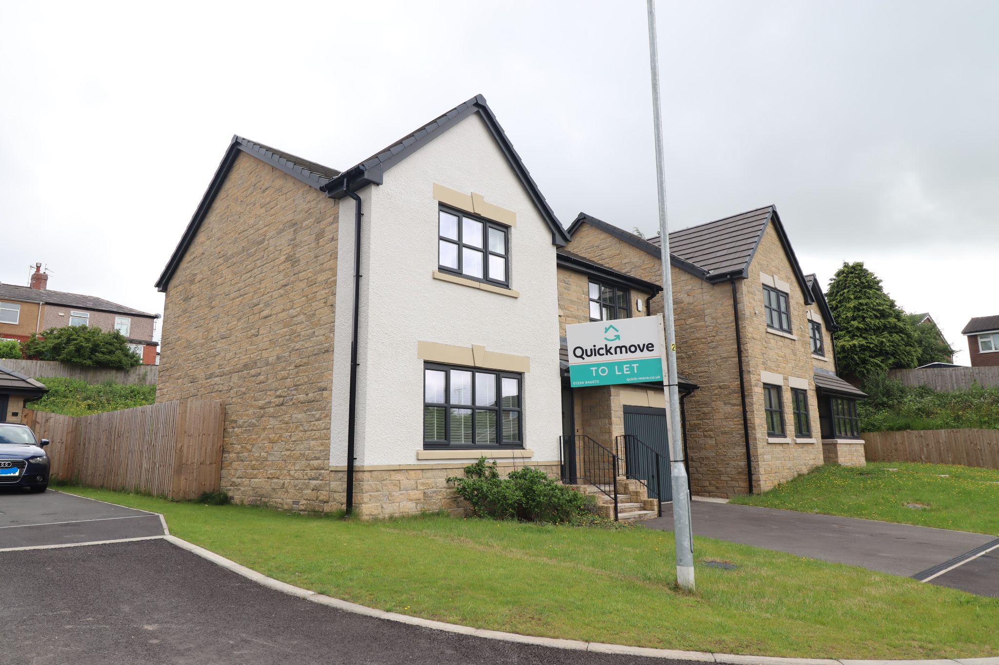 4 Bed Detached House To Rent - Photograph 2