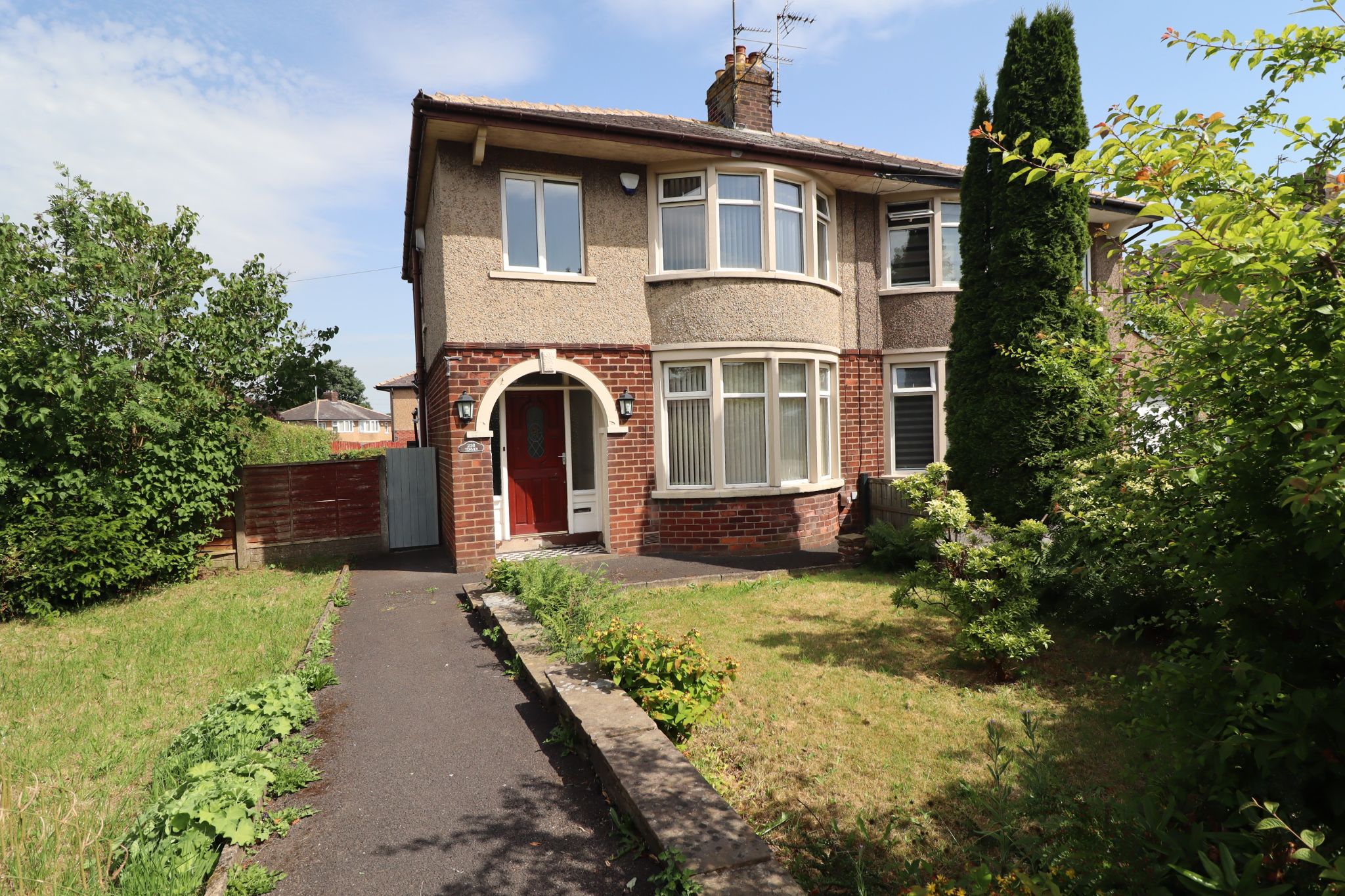 3 Bed Semi-detached House To Rent - Photograph 1
