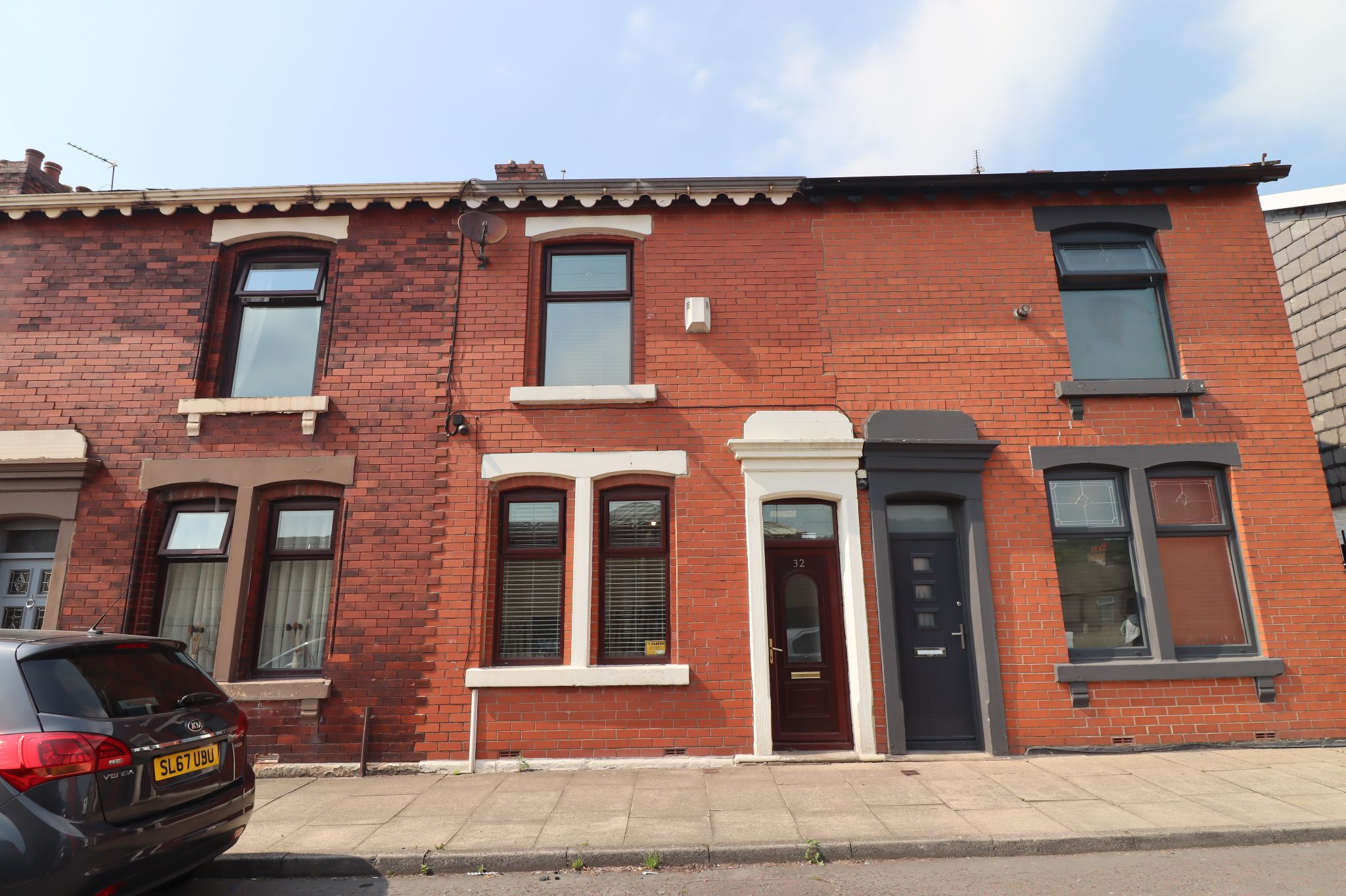 3 Bed Mid Terraced House To Rent - Photograph 1