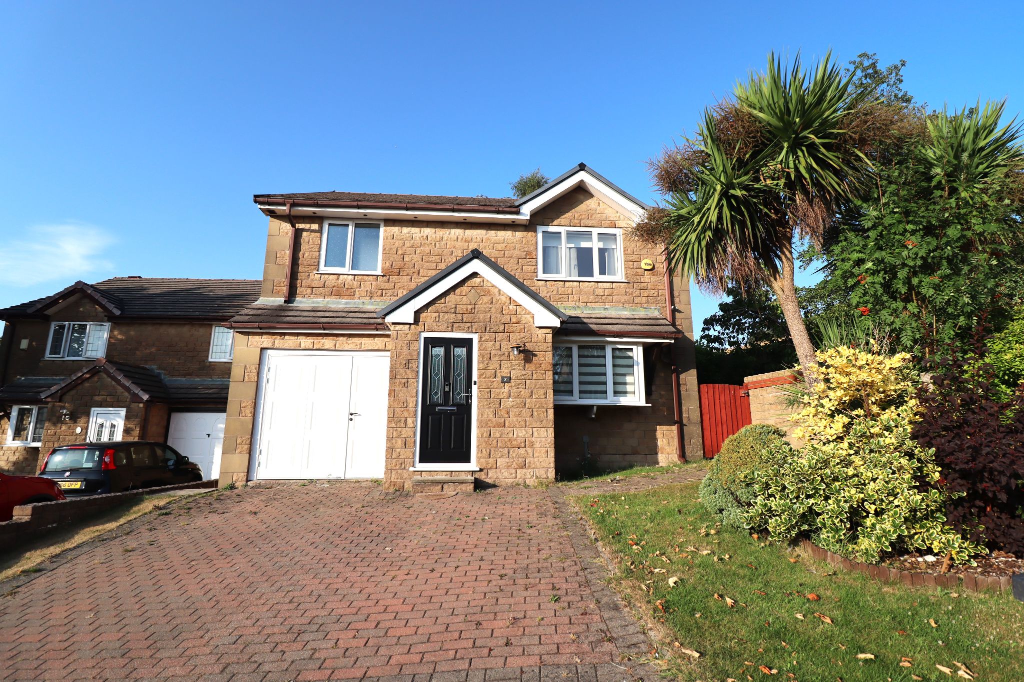 4 Bed Detached House To Rent - Photograph 1