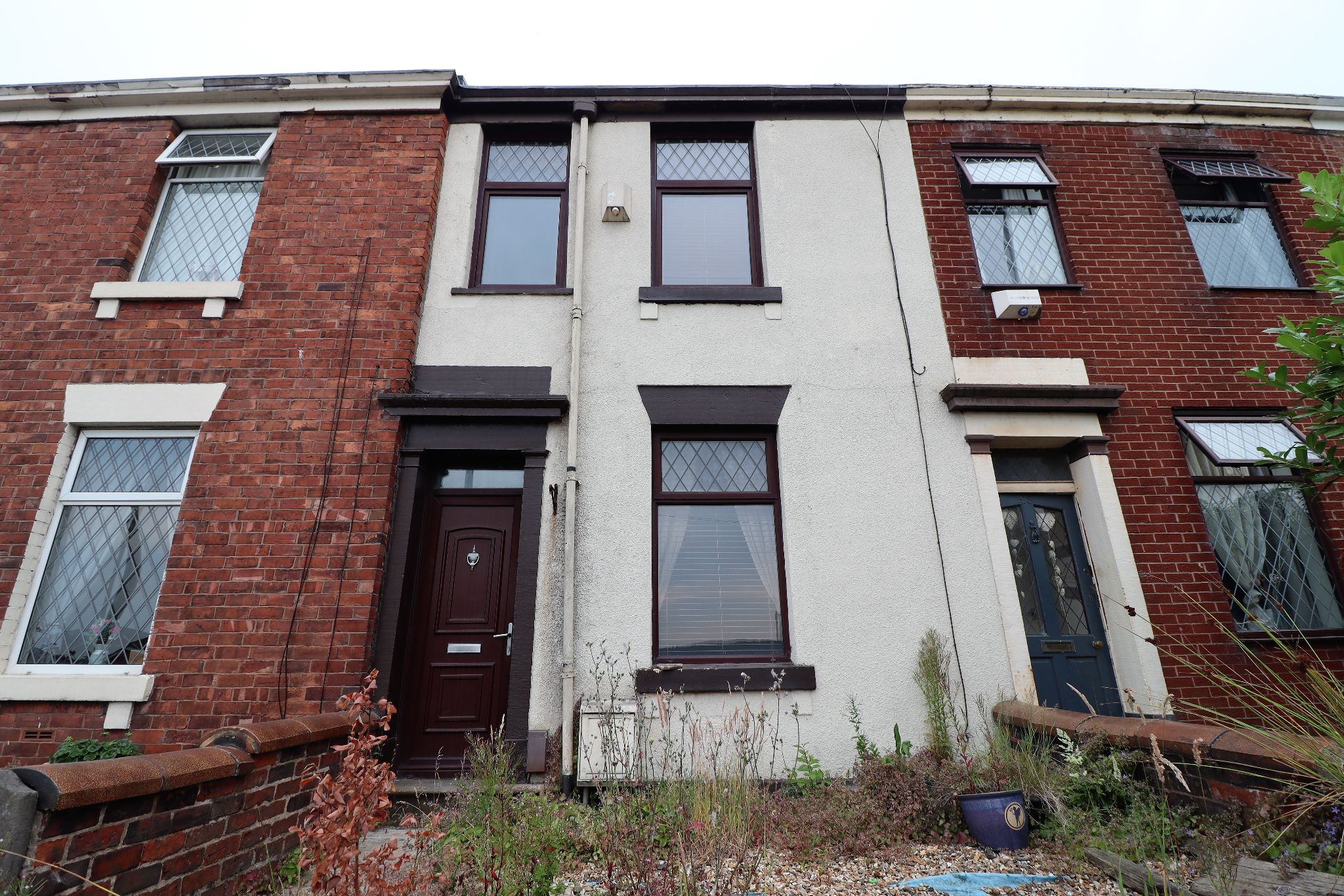 3 Bed Mid Terraced House To Rent - Photograph 1