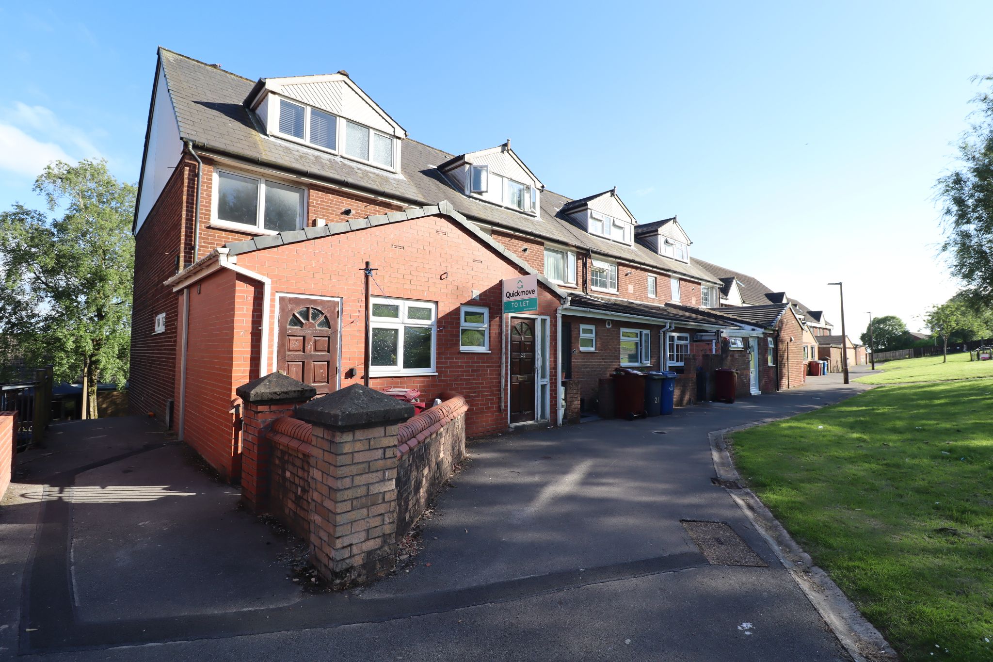 5 Bed Mid Terraced House To Rent - Photograph 1