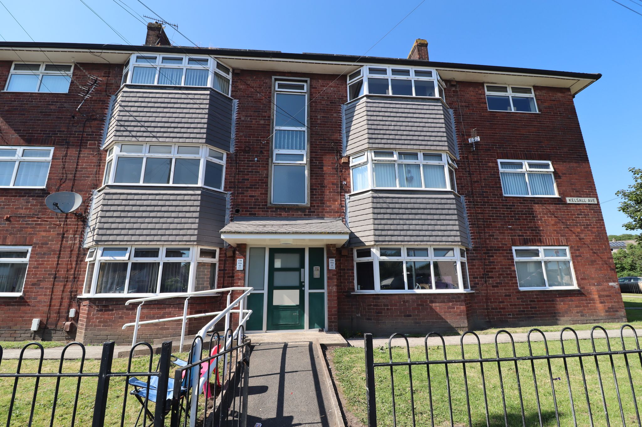 2 Bed Flat Flat/apartment For Sale - Photograph 1