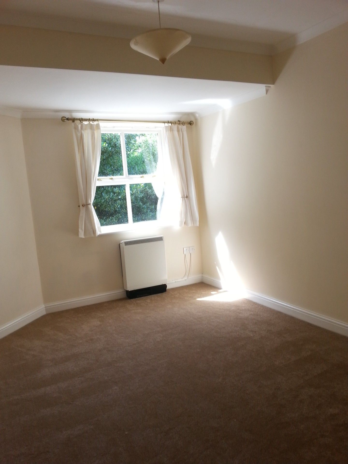 2 Bed Apartment Flat/apartment For Sale - Photograph 3