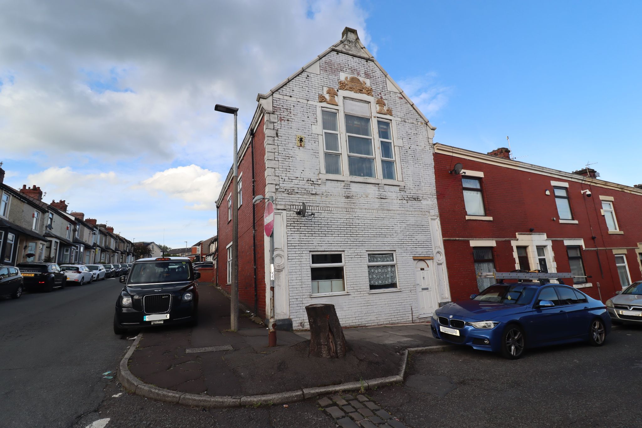 4 Bed End Terraced House For Sale - Photograph 1