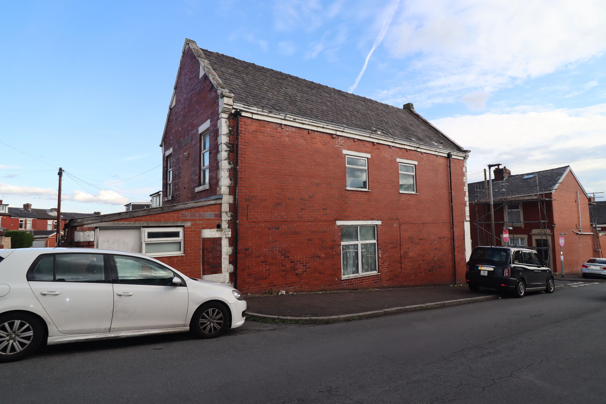 4 Bed End Terraced House For Sale - Photograph 2