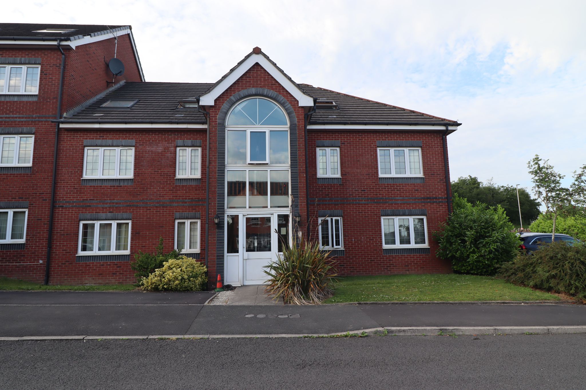 2 Bed Apartment Flat/apartment To Rent - Photograph 1