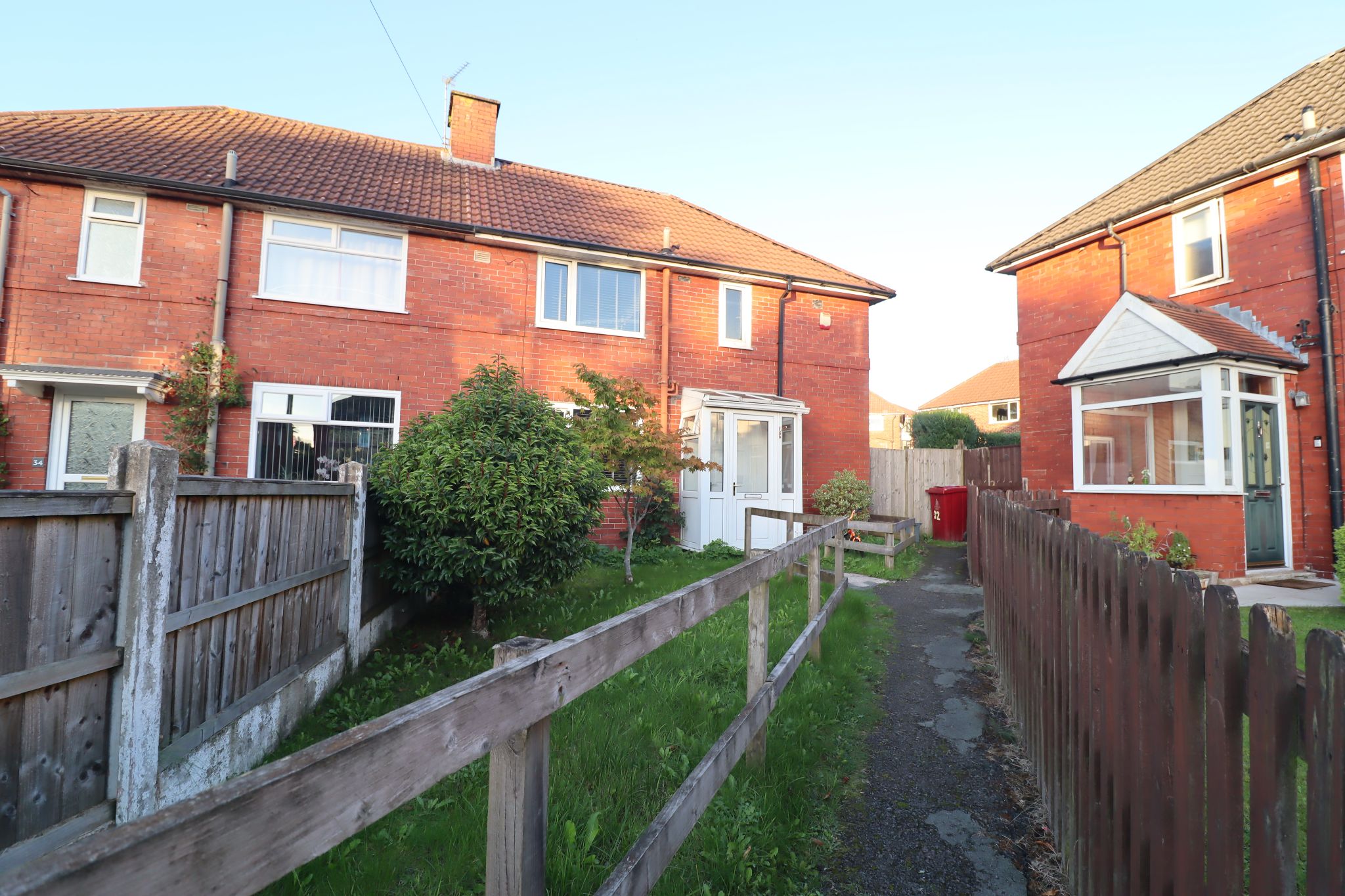 3 Bed End Terraced House To Rent - Photograph 1