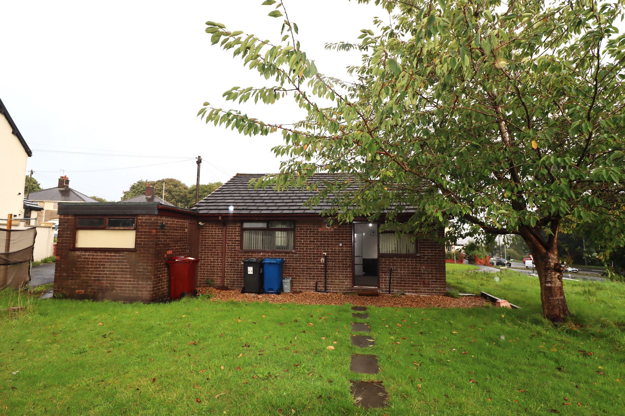 2 Bed Detached Bungalow To Rent - Photograph 1