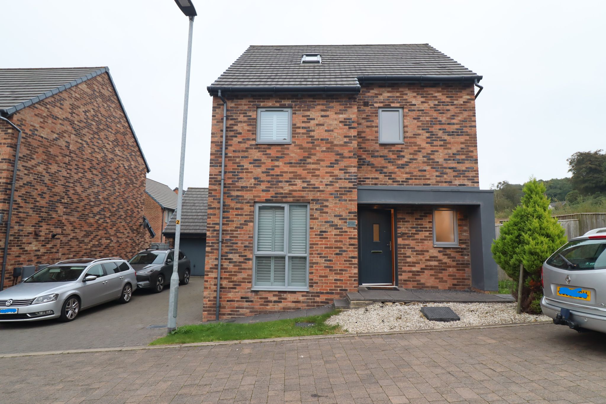 4 Bed Detached House To Rent - Photograph 1