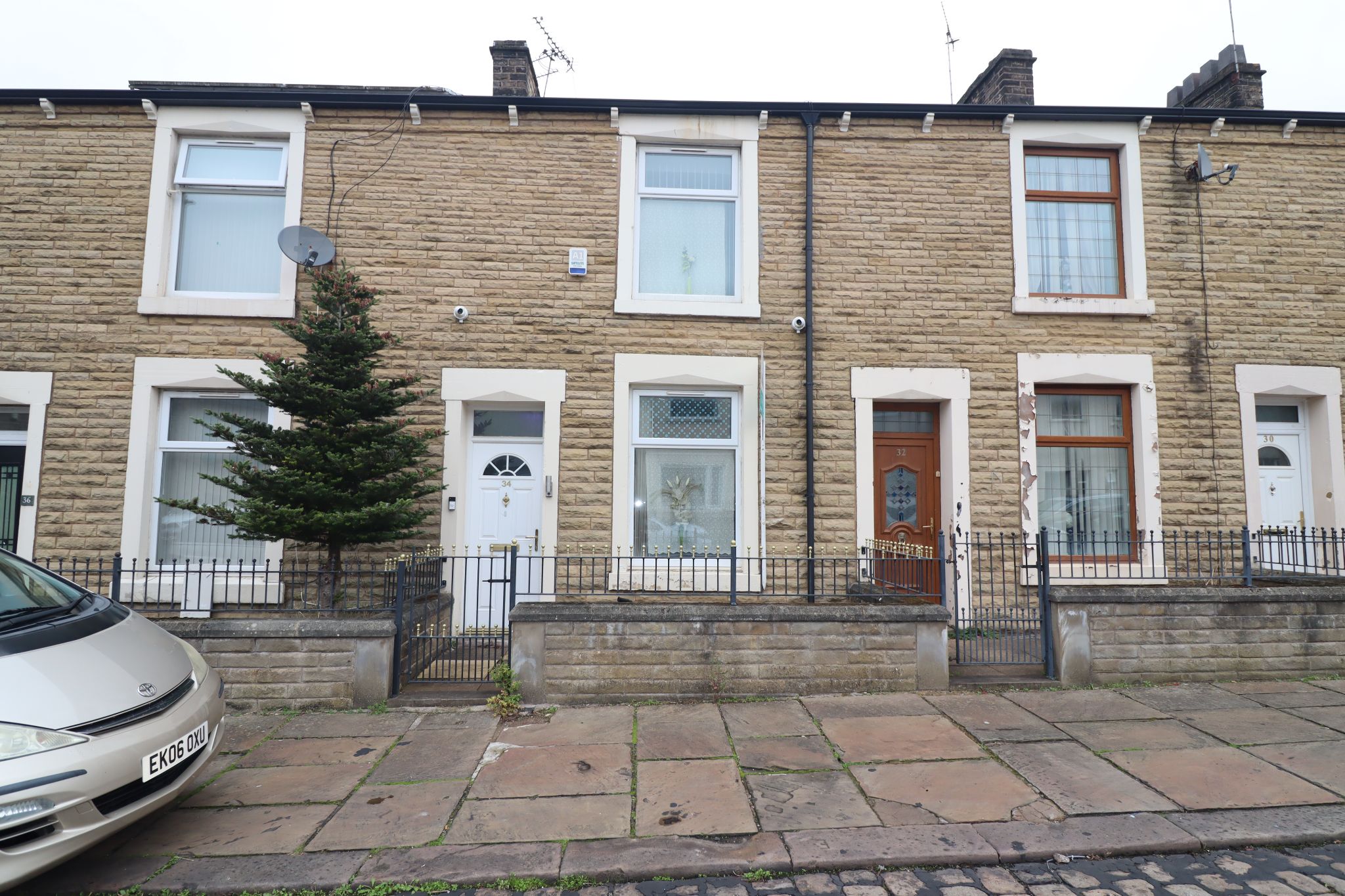 4 Bed Mid Terraced House For Sale - Photograph 1