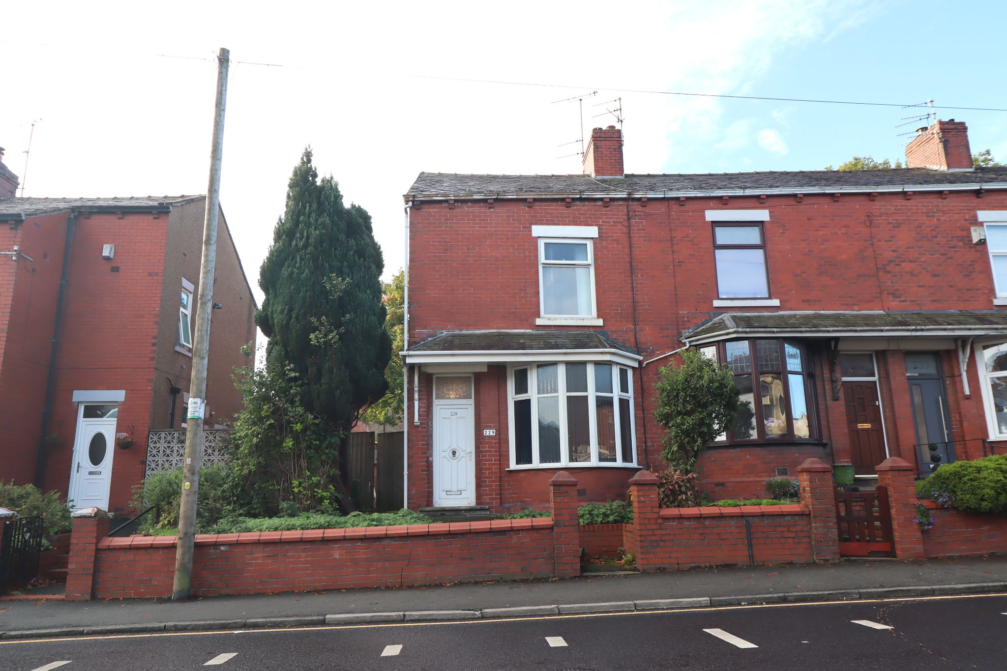 3 Bed End Terraced House To Rent - Photograph 1