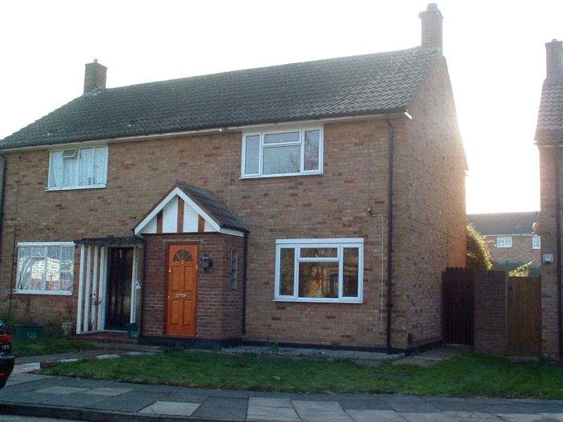 2 bedroom house Let in Chessington - Main Image