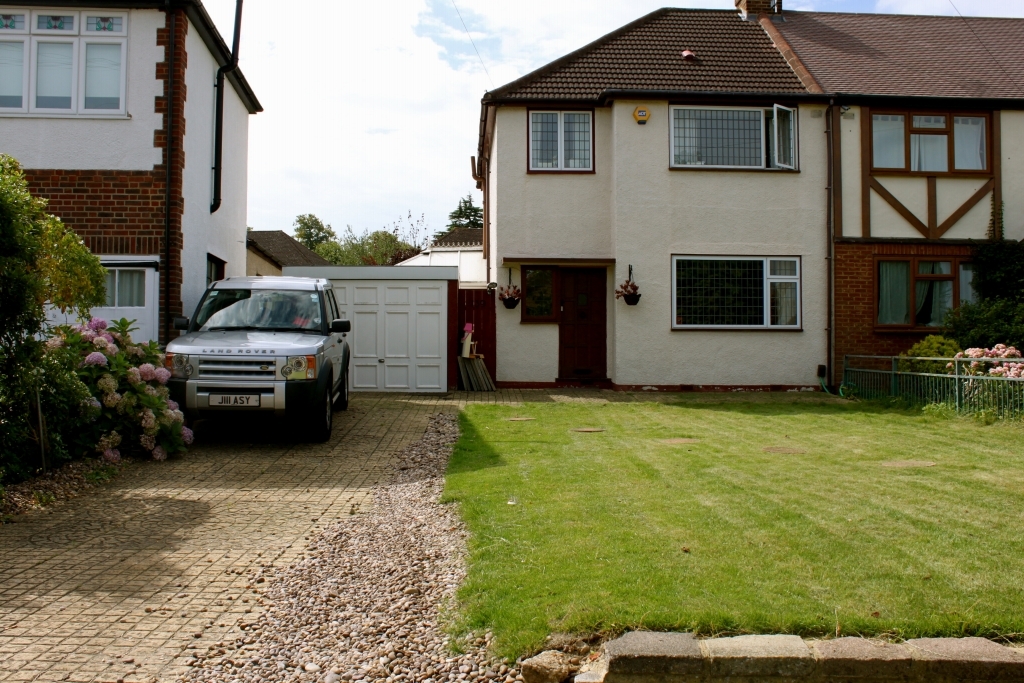3 bedroom house Let in Worcester Park - Main Image