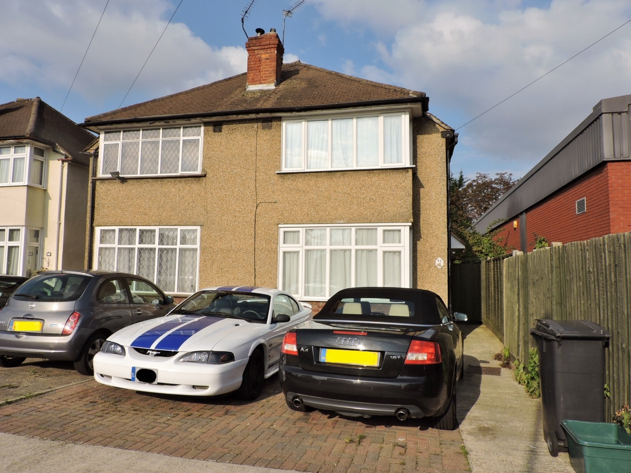 2 bedroom house Let in Chessington - Main Image