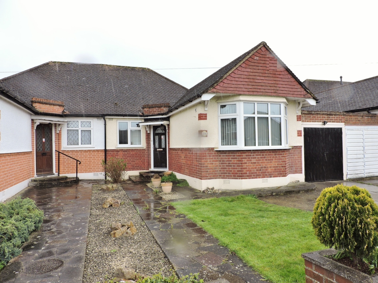 2 bedroom bungalow Let in Chessington - Main Image