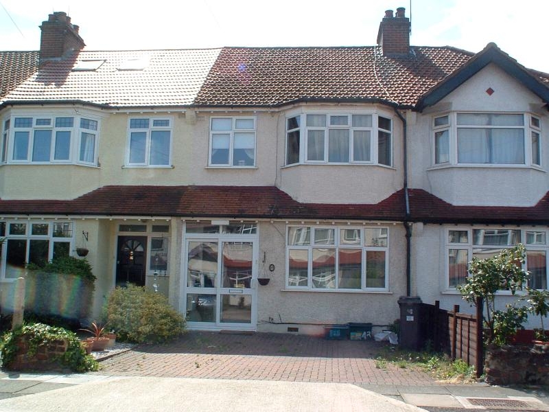 3 bedroom mid terraced house Let in New Malden - Property photograph