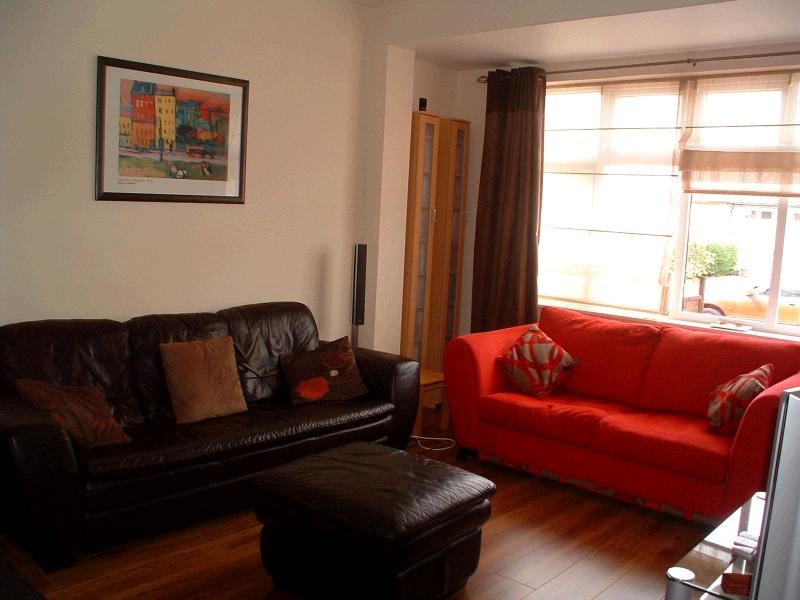 3 bedroom mid terraced house Let in New Malden - Property photograph