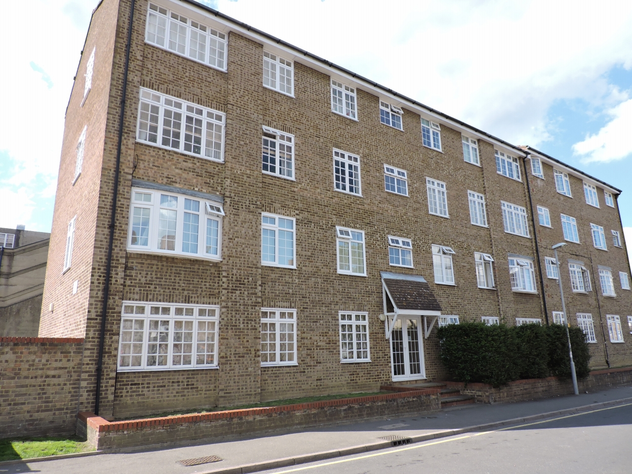 1 bedroom apartment flat/apartment Let in Chessington - Main Image