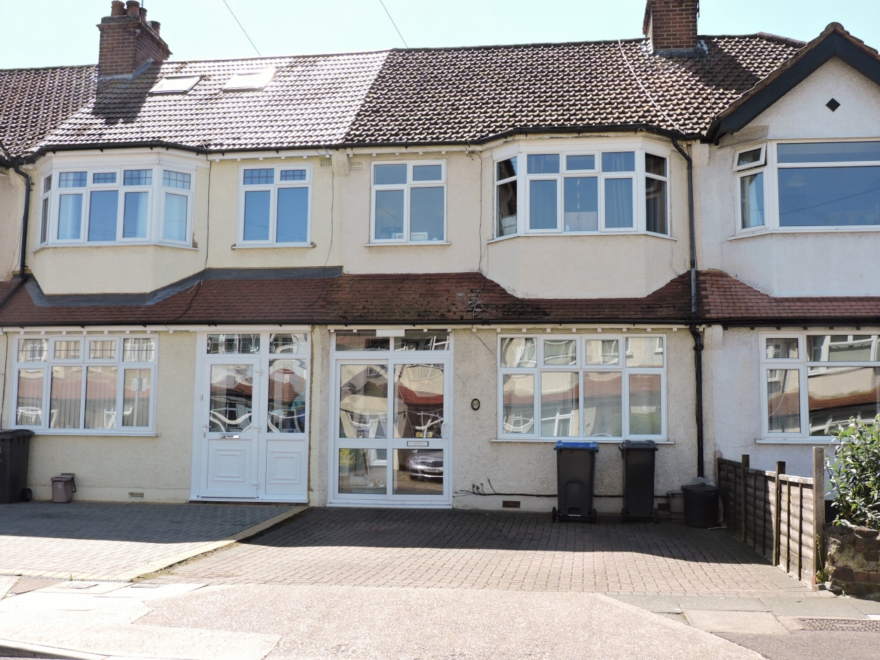 3 bedroom mid terraced house Let in New Malden - Property photograph
