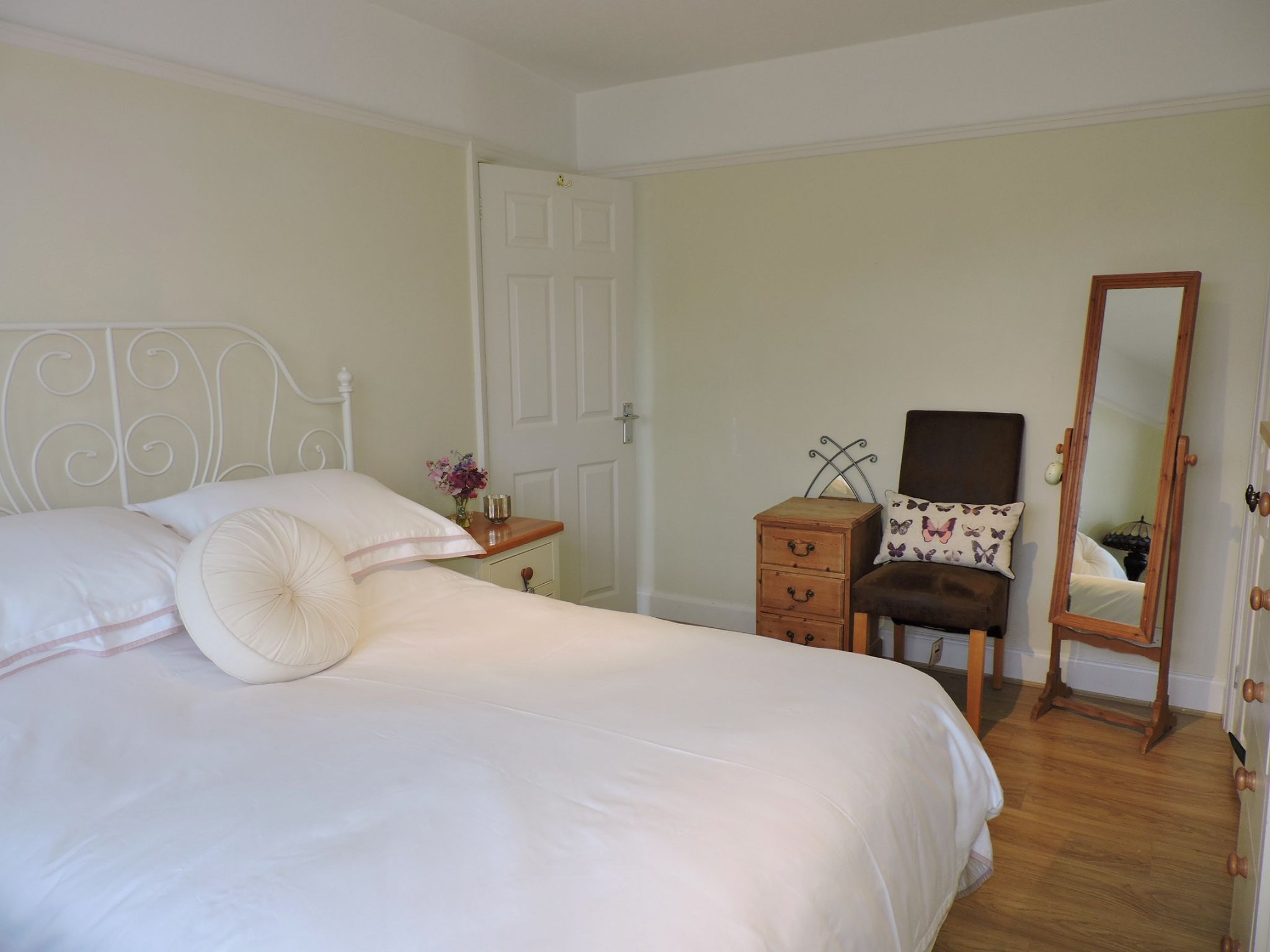 3 bedroom semi-detached house Sold in Epsom - Photograph 12