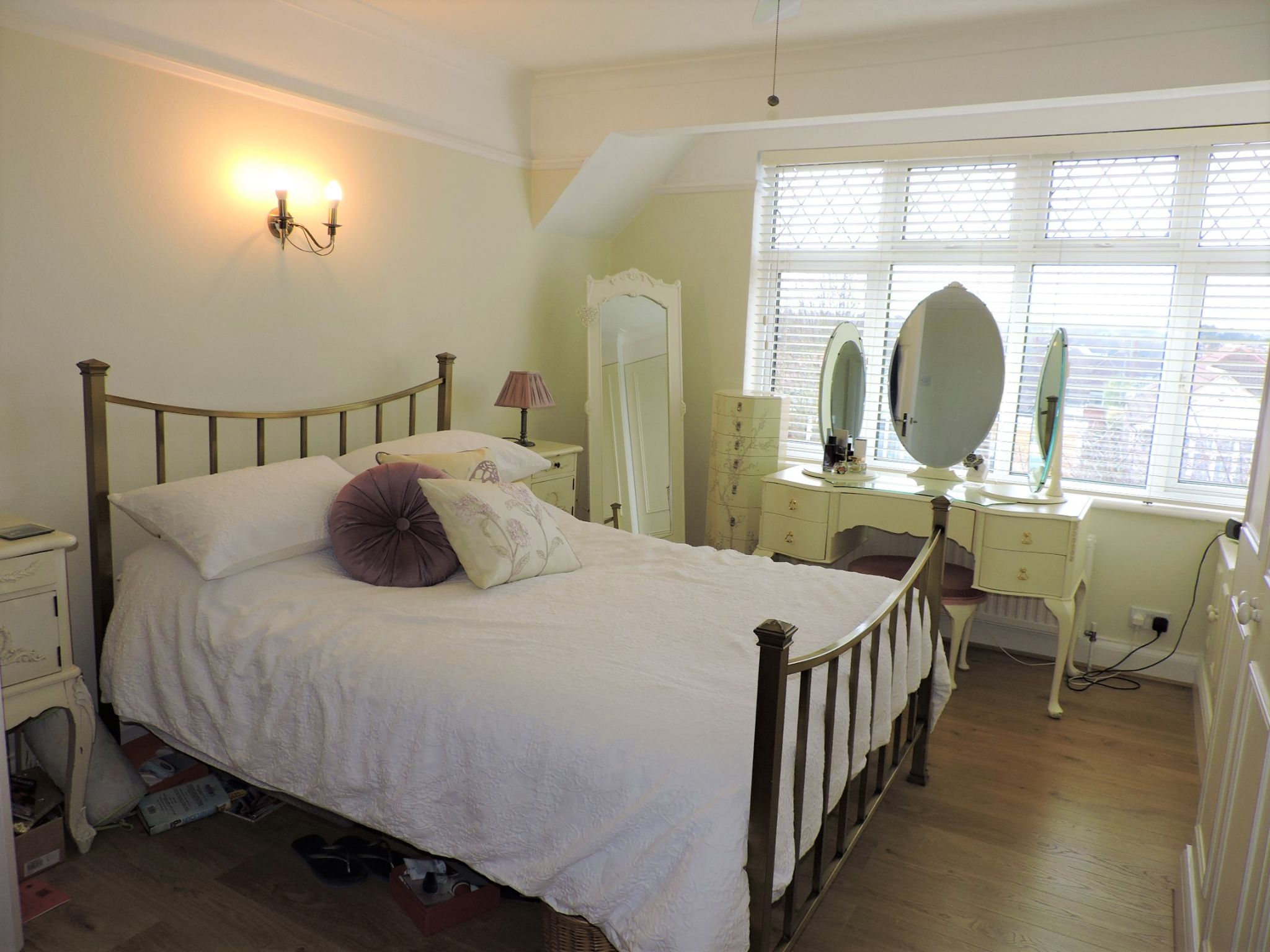 3 bedroom semi-detached house Sold in Epsom - Photograph 9