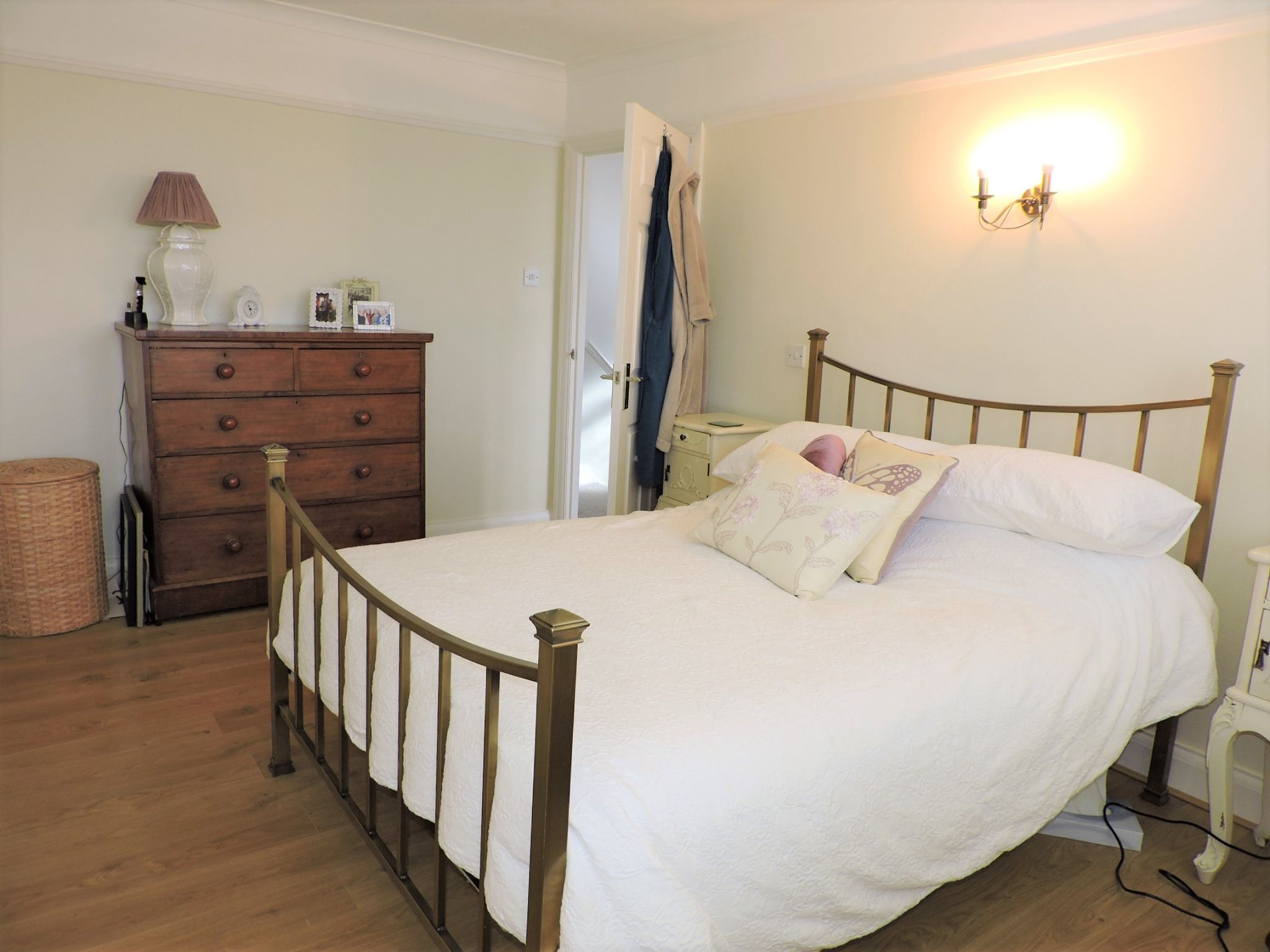 3 bedroom semi-detached house Sold in Epsom - Photograph 10