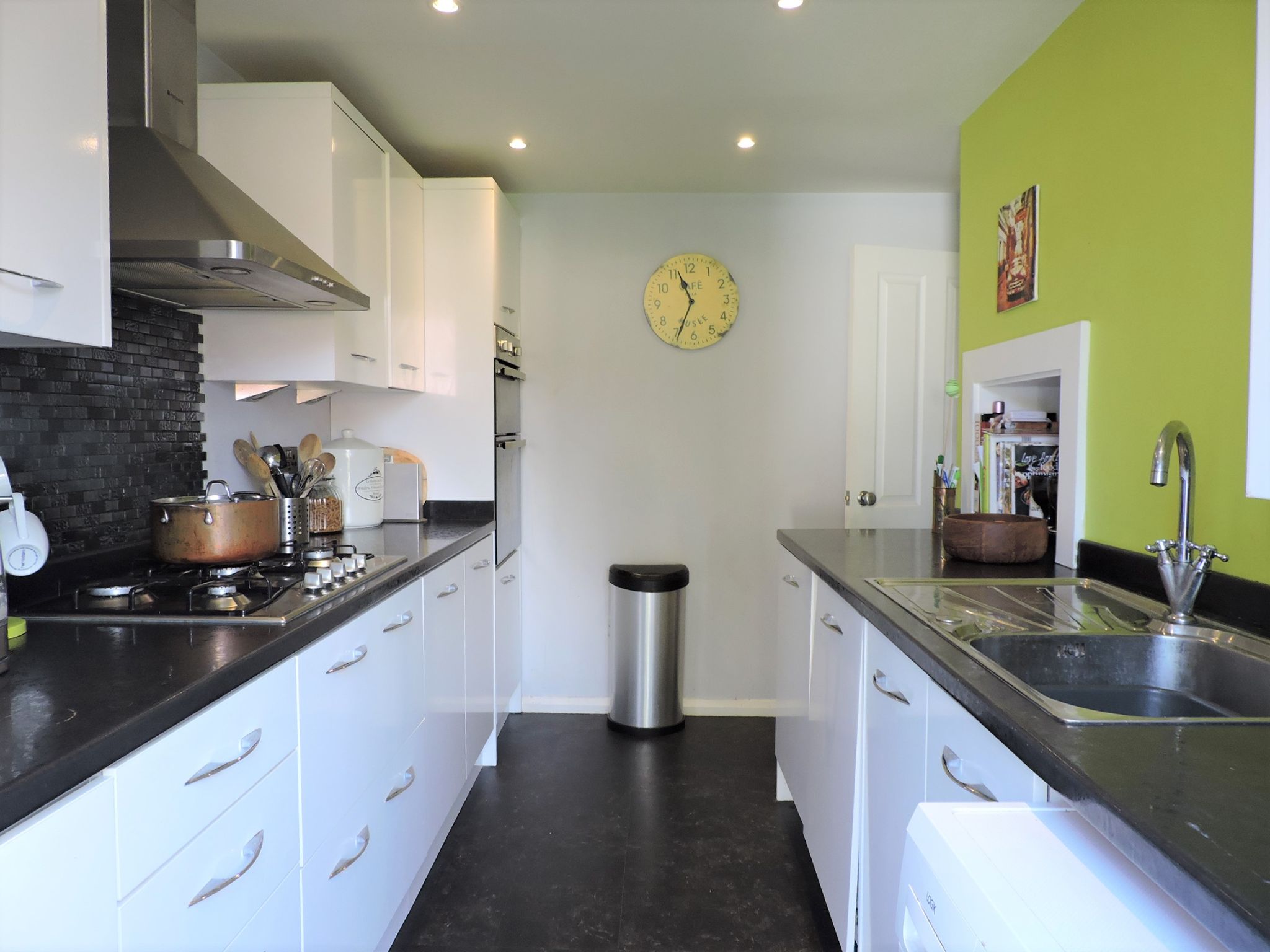 2 bedroom flat flat/apartment Sold in New Malden - Photograph 6