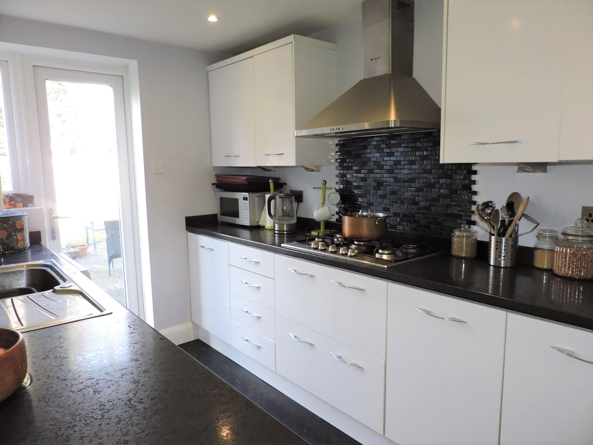 2 bedroom flat flat/apartment Sold in New Malden - Photograph 7