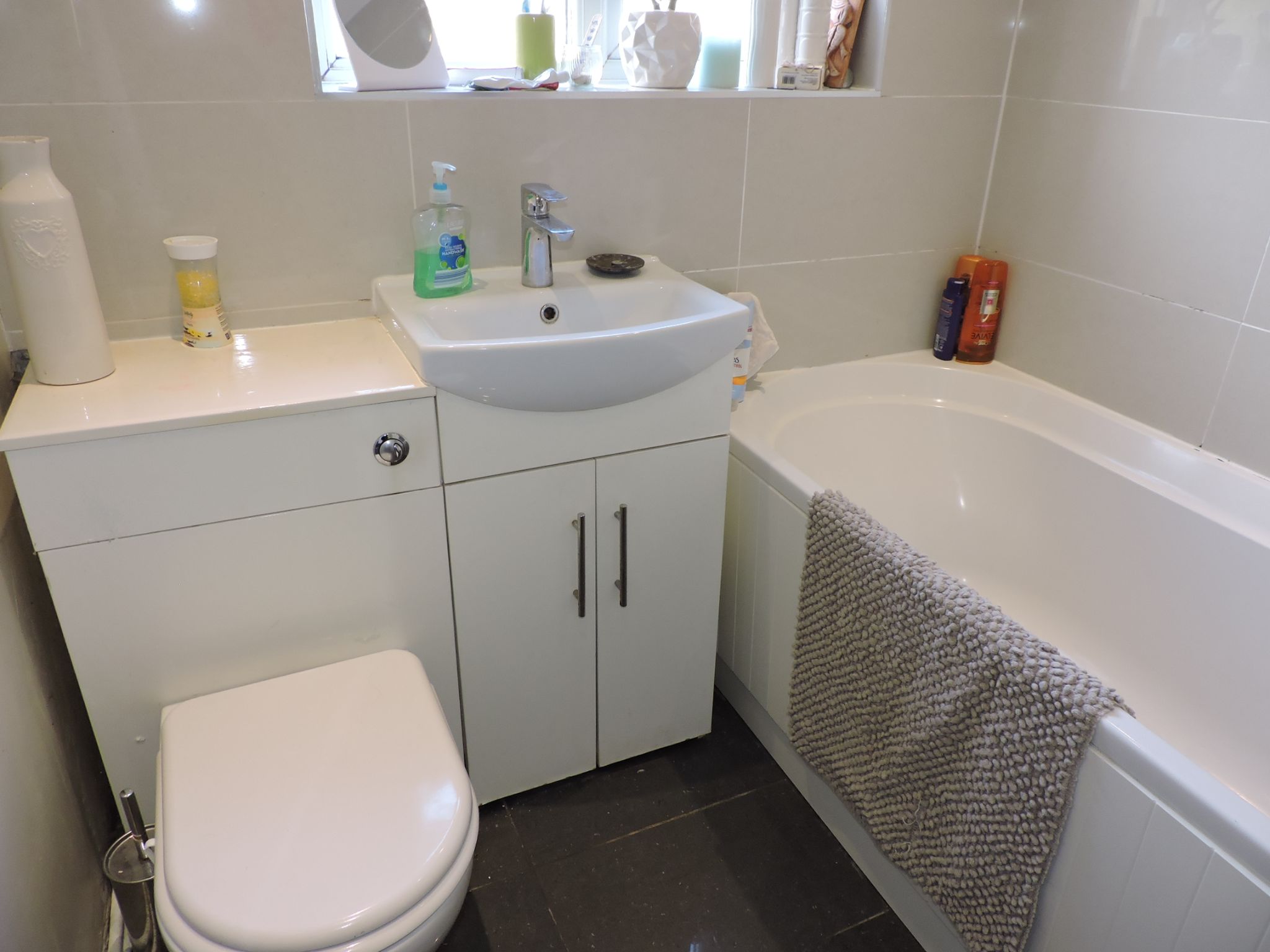 2 bedroom flat flat/apartment Sold in New Malden - Photograph 12