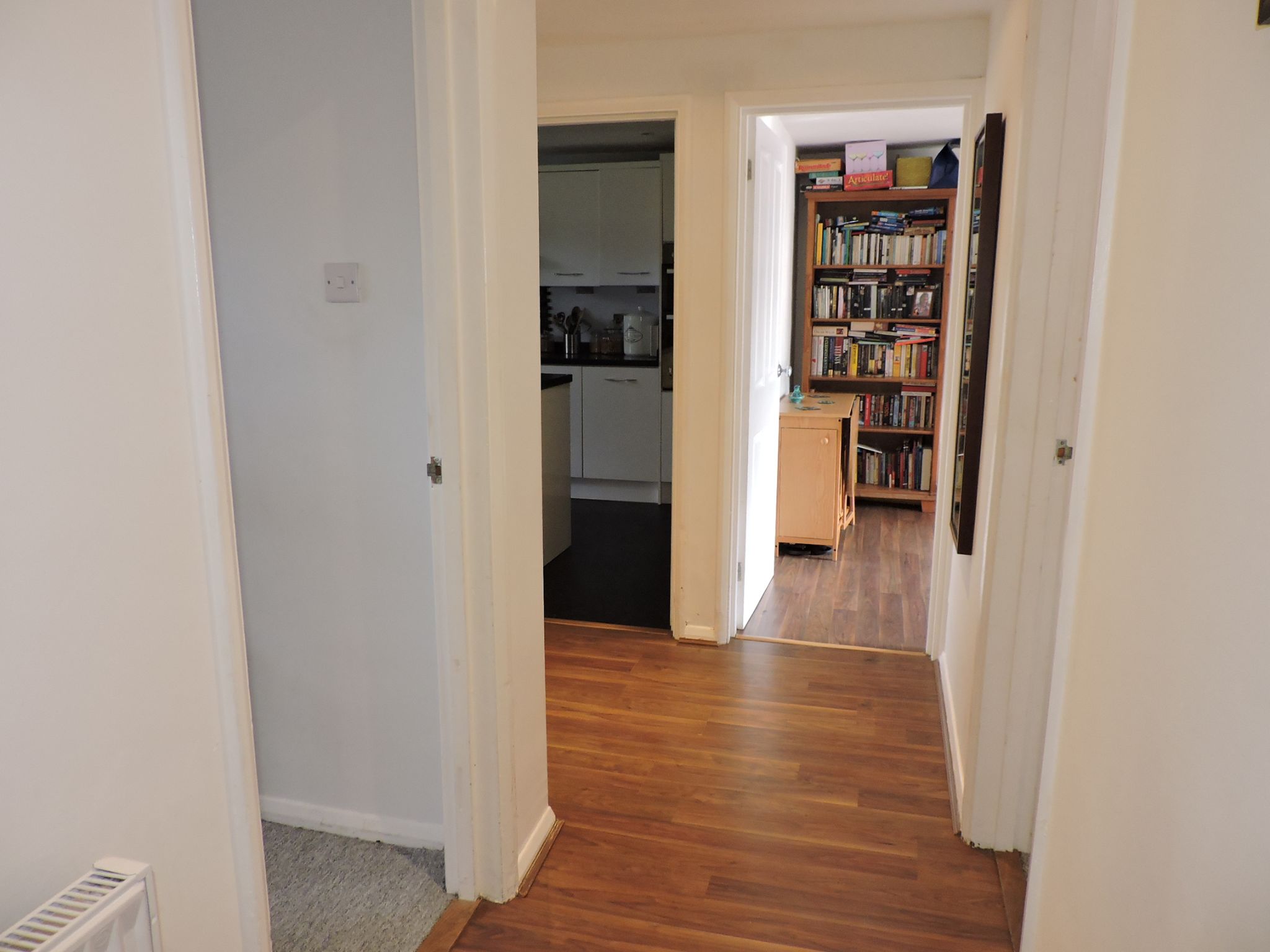 2 bedroom flat flat/apartment Sold in New Malden - Photograph 2